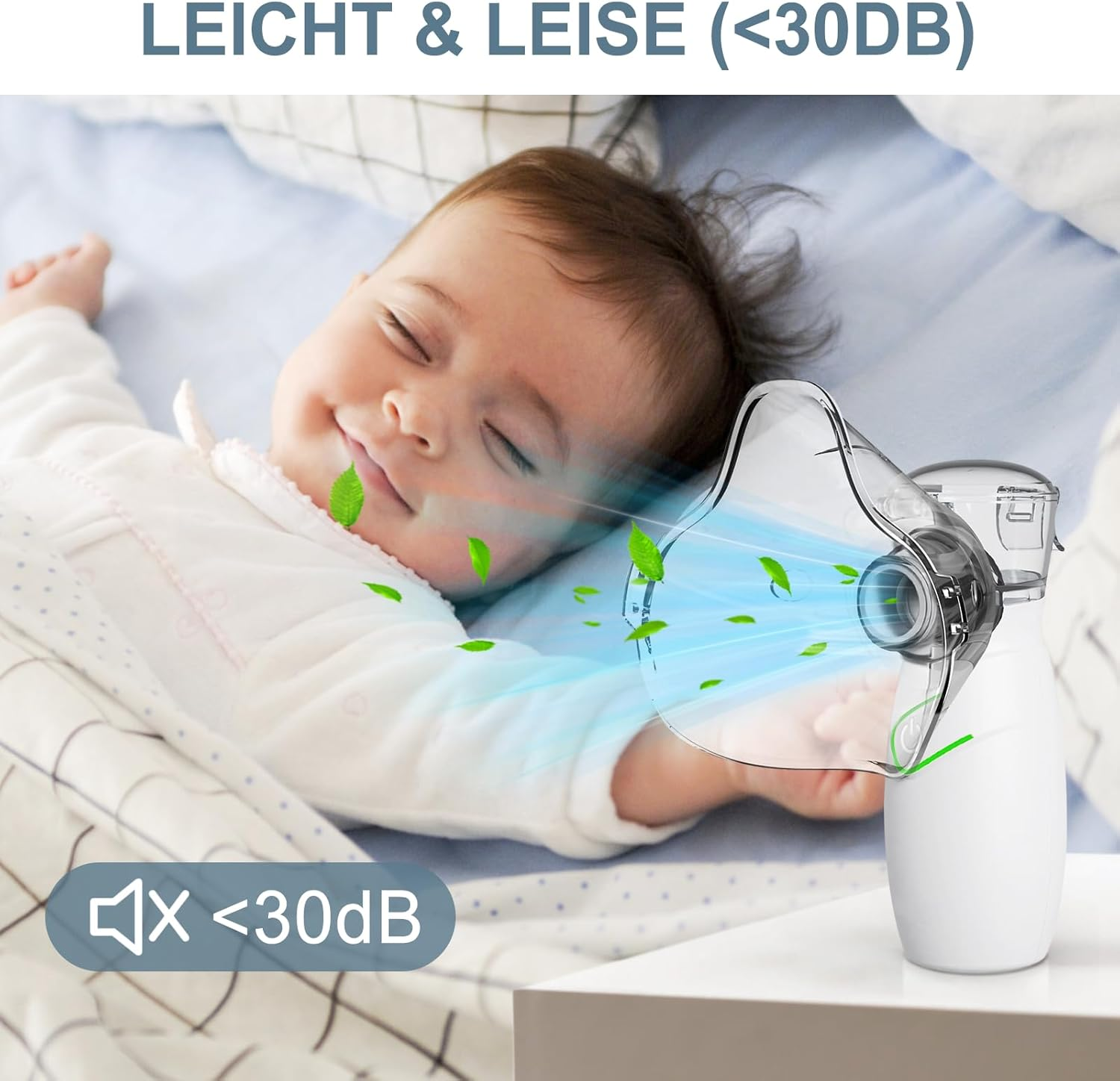 Ein Baby schläft friedlich, während ein Vernebler leise Nebel versprüht.