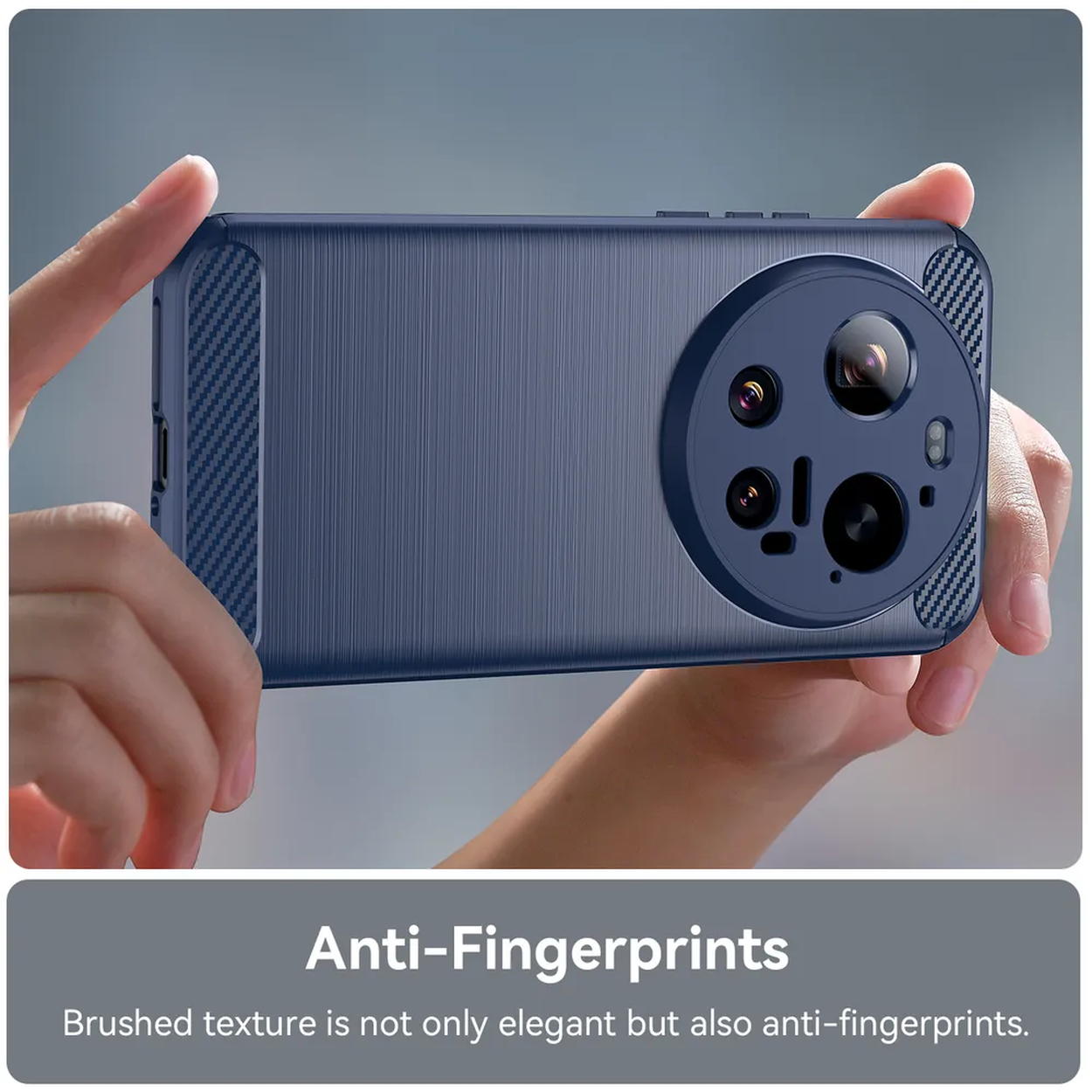 Des mains tiennent un téléphone bleu à texture brossée et un réseau d'appareils photo.