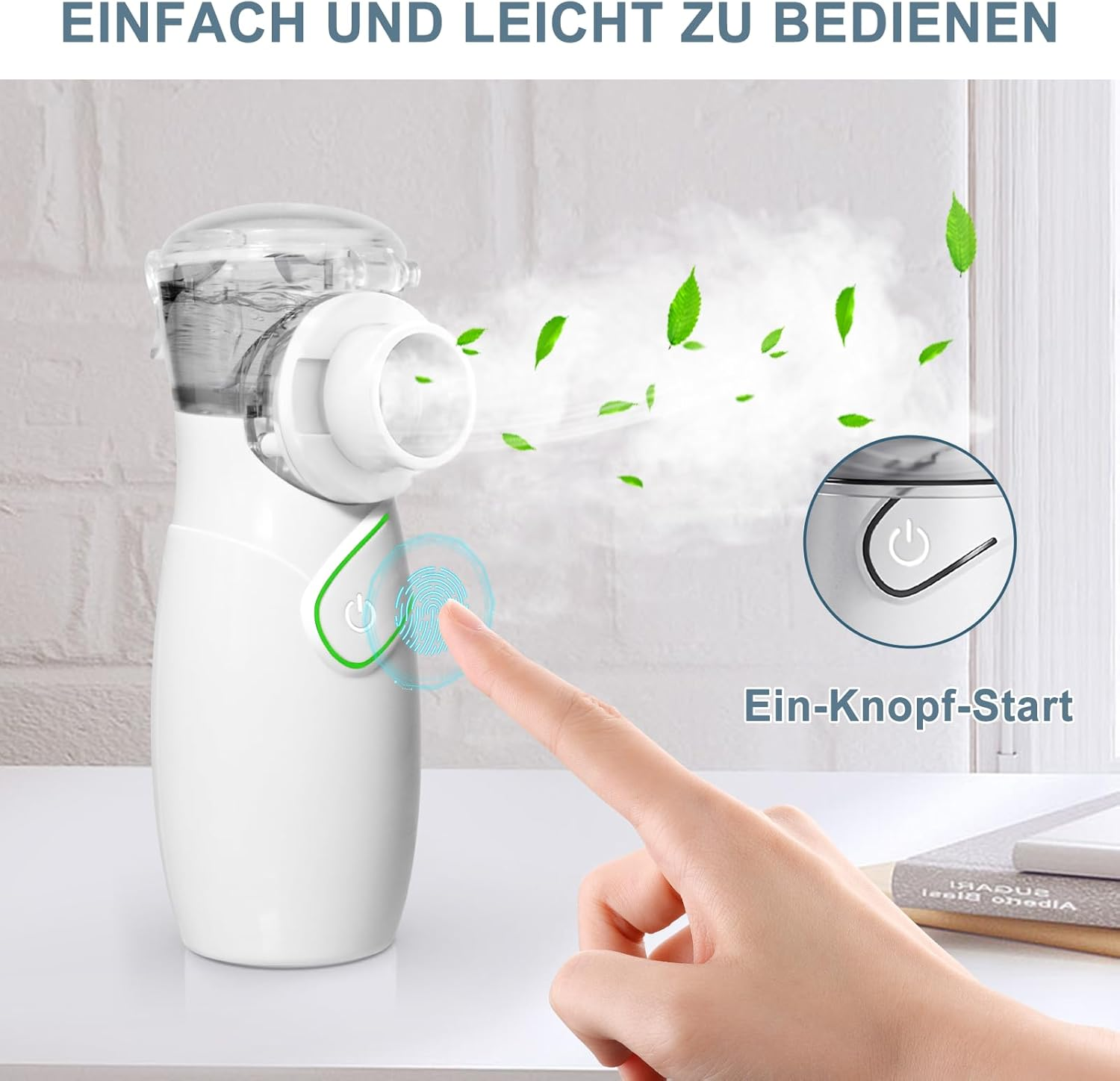 Ein weißer Vernebler gibt Dampf und Blätter ab, ein Finger berührt den Einschaltknopf.