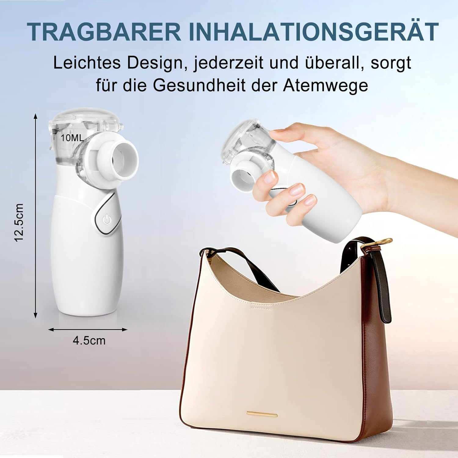 Ein weißer Inhalator wird von einer Hand gehalten, neben einer Tasche.