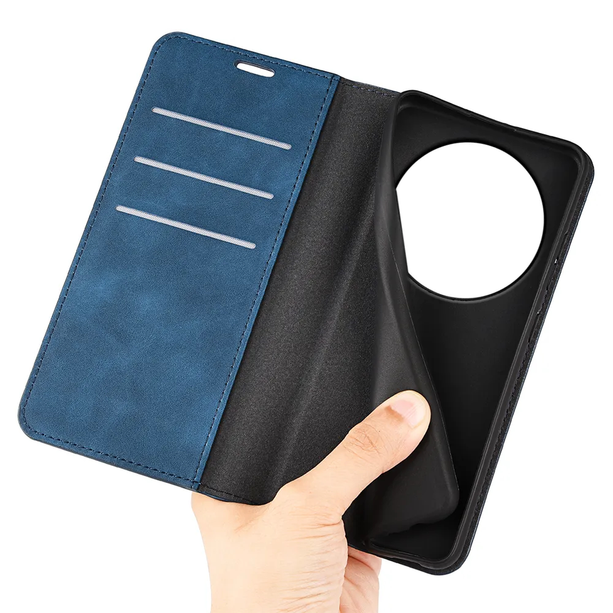 Een hand houdt een blauwe flip telefoonhoes open, met kaartvakken en een telefoonhouder.