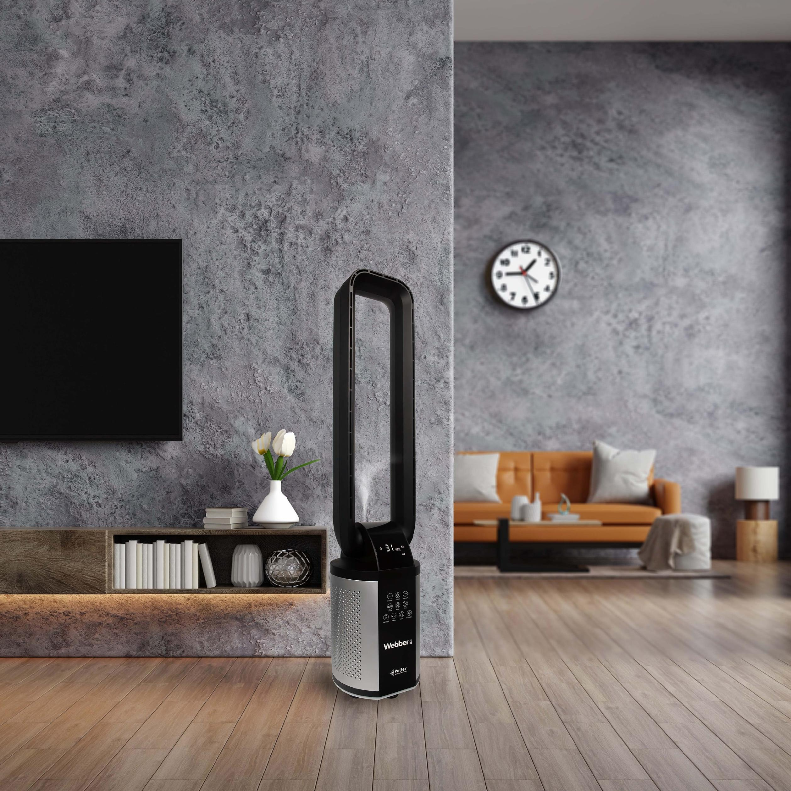 Ein schlanker, schwarzer Turmventilator steht auf einem Holzboden neben einem Fernsehgerät und einem Sofa.