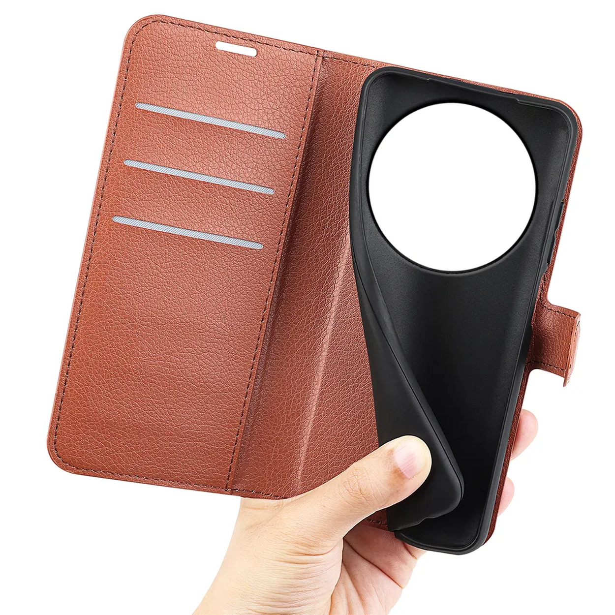 Étui de téléphone en cuir marron avec fentes pour cartes et support noir.