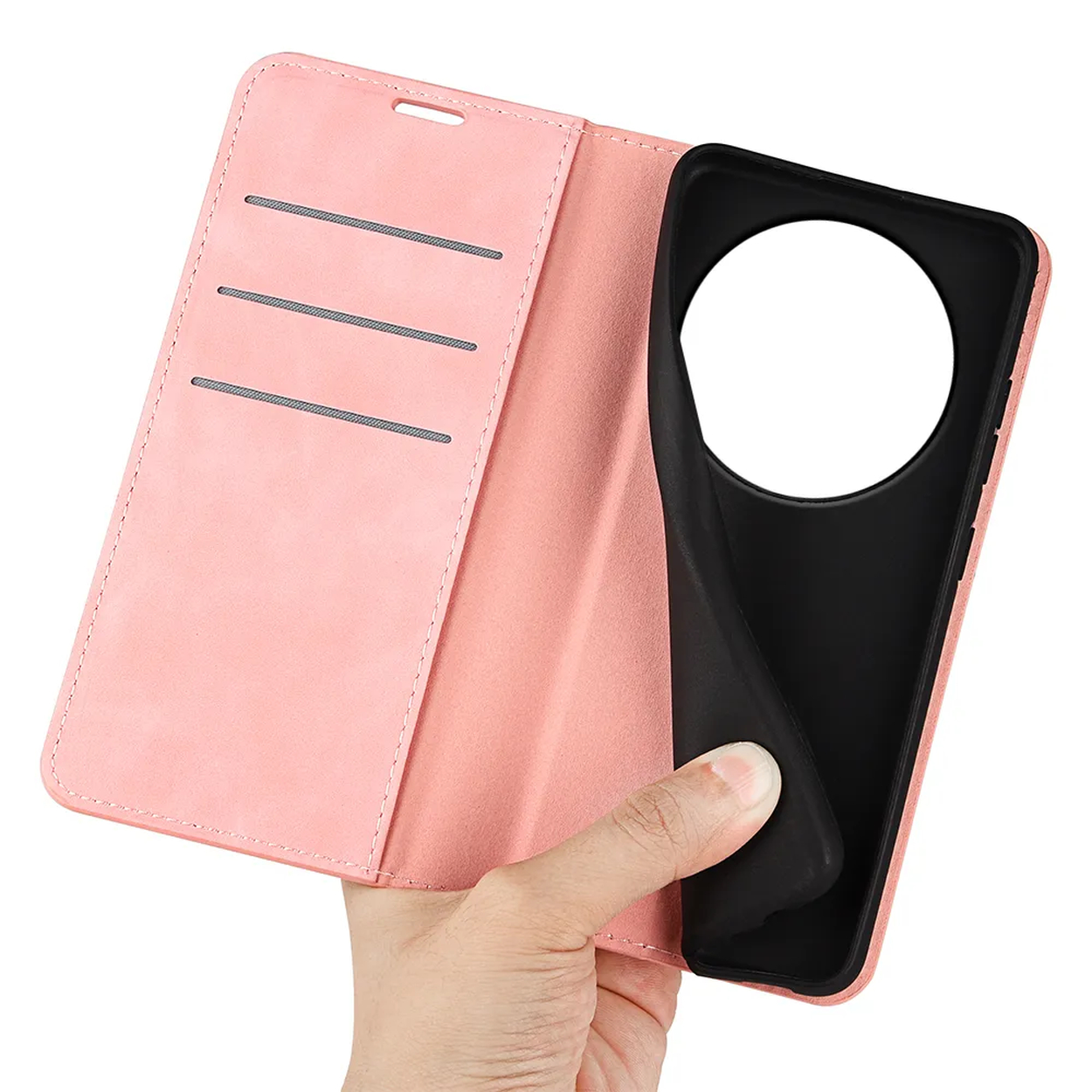 Een hand houdt een roze telefoonhoesje met kaartsleuven en een zwart inzetstuk vast.
