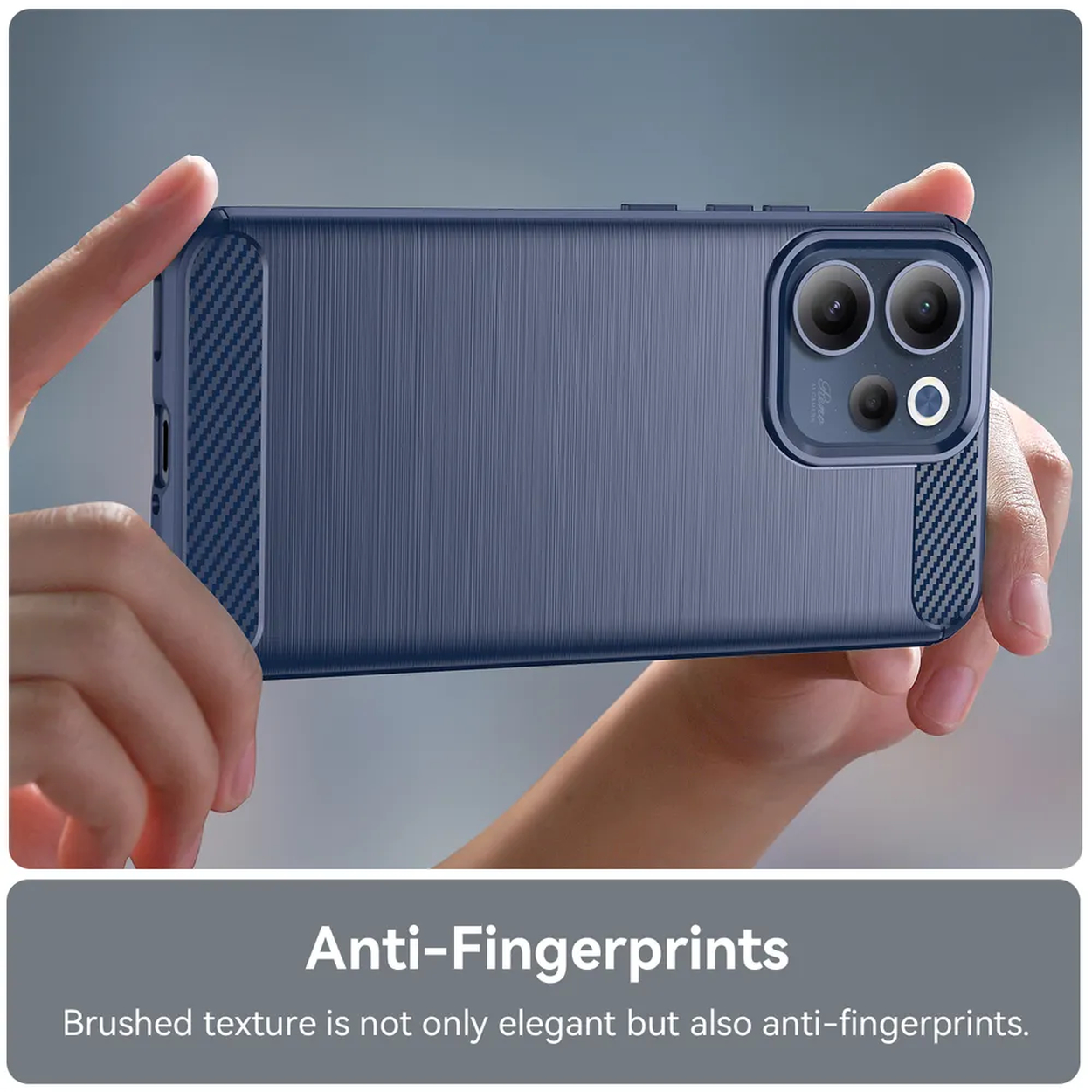 Étui de téléphone bleu avec texture brossée et accents en fibre de carbone tenu.