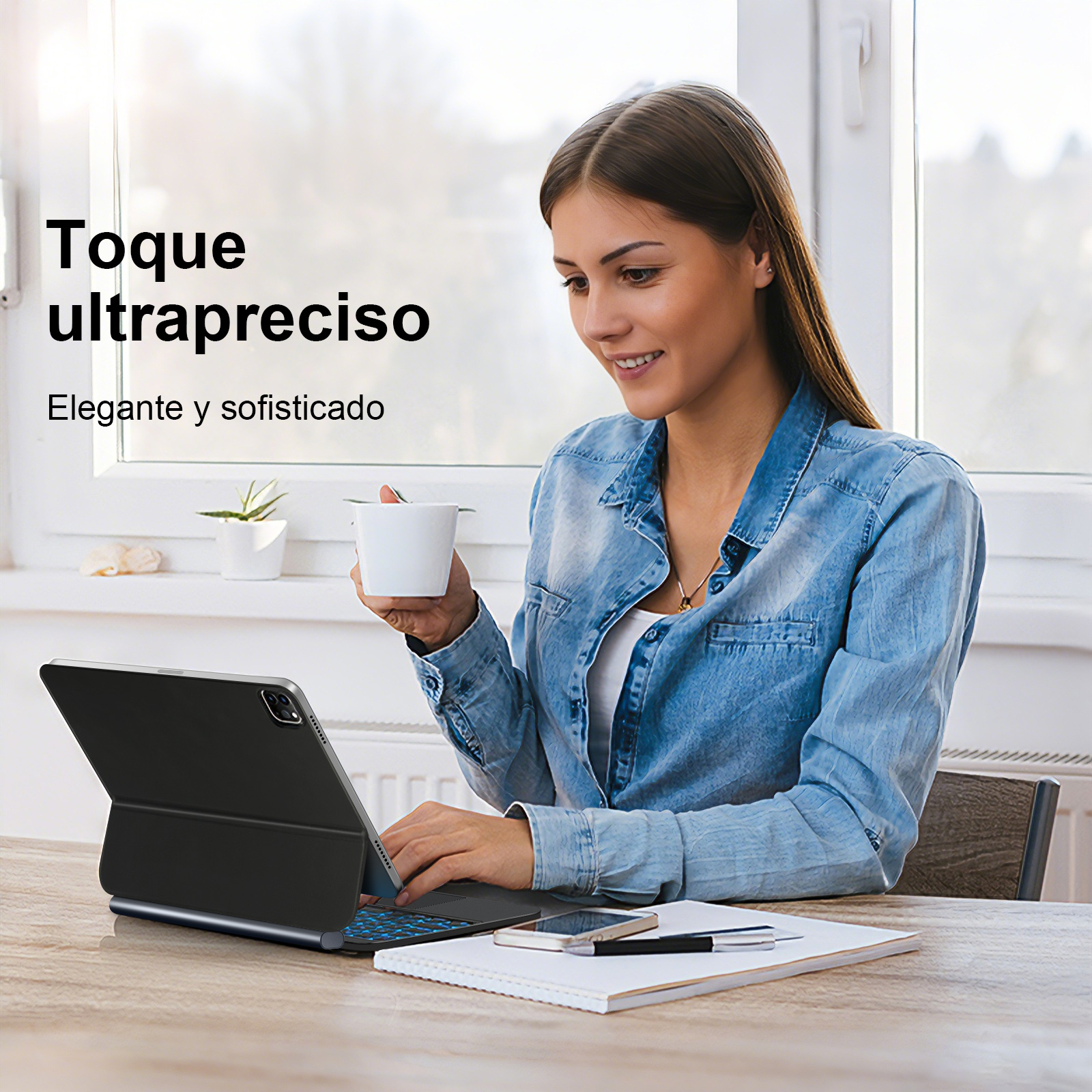 Una mujer de pelo castaño largo teclea en un teclado, sosteniendo una taza.