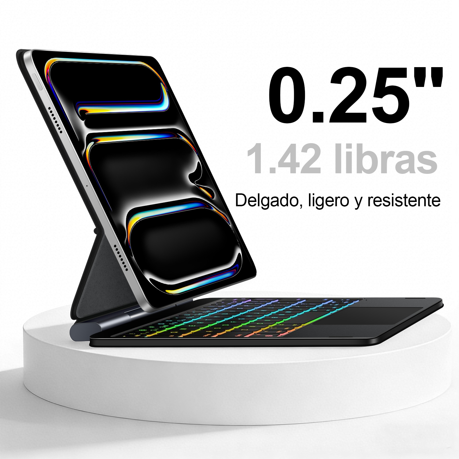 Una tableta con funda de teclado, mostrada sobre un pedestal blanco. Tiene 0,25 pulgadas de grosor y pesa 1,42 libras.
