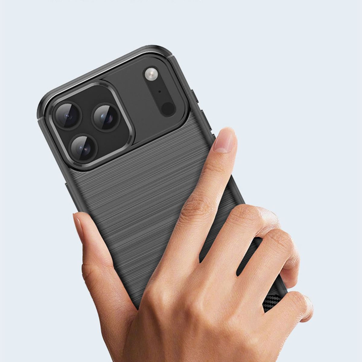 Una mano tiene una cover nera per telefono con tripla fotocamera.