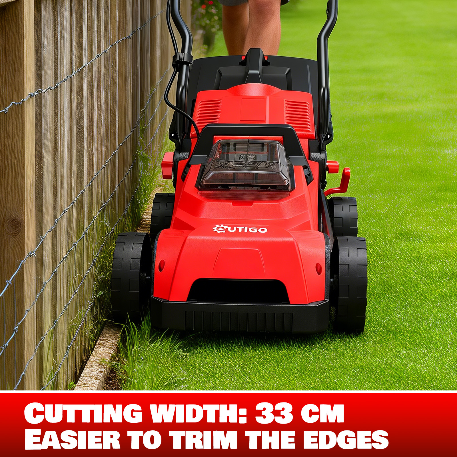 Czerwona kosiarka jest obsługiwana przez osobę obok drewnianego płotu.