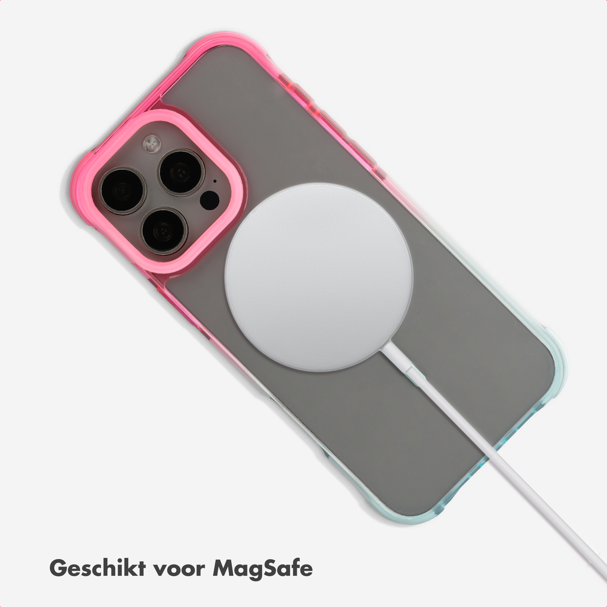 Grijze telefoon met roze en blauwe hoes, MagSafe lader bevestigd.