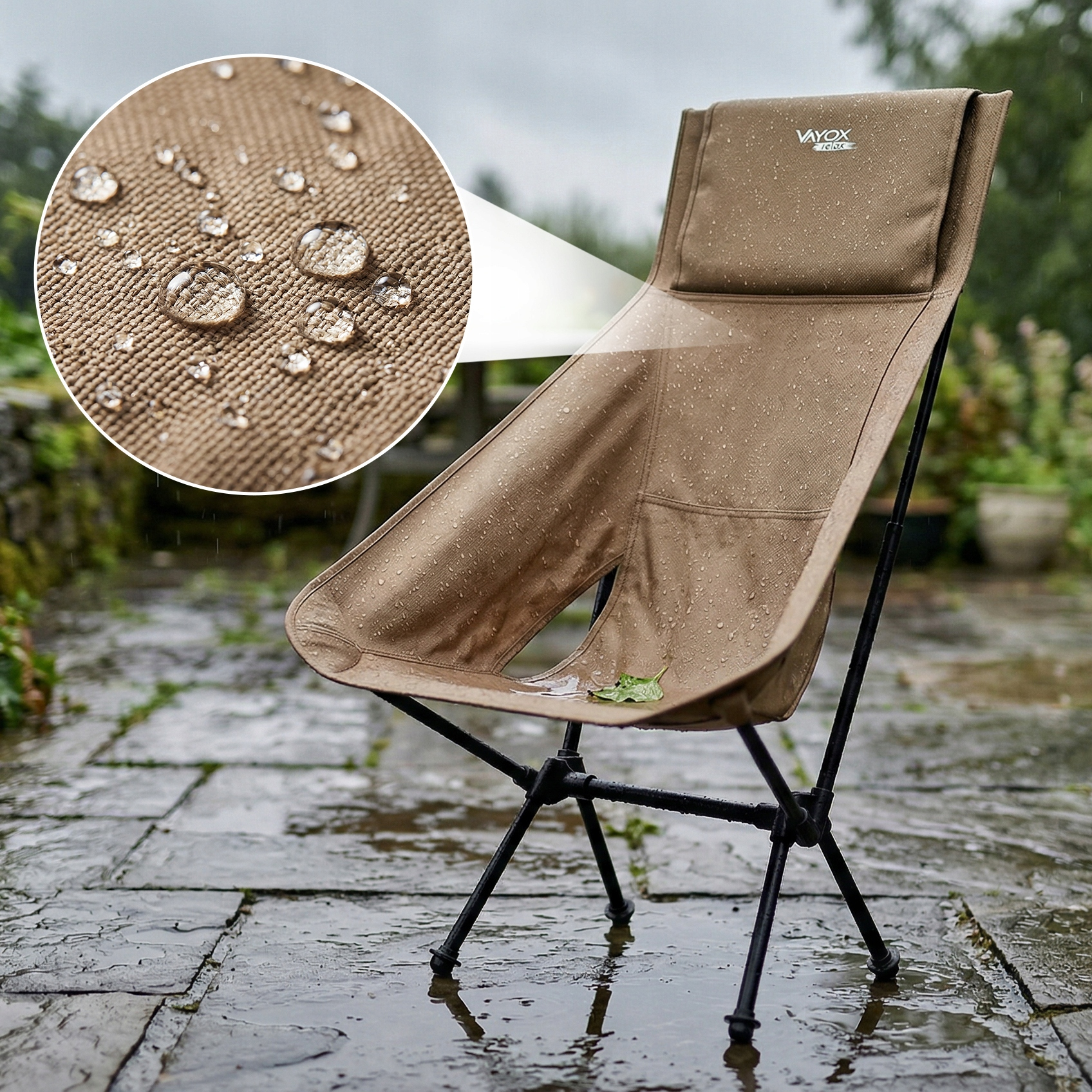 Brązowe krzesło kempingowe z kroplami wody na mokrych płytach.