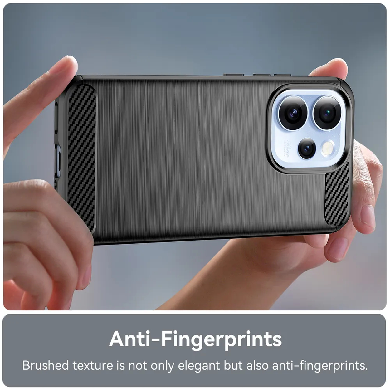 Handen houden een donkere telefoon met geborstelde textuur en cameramodule.