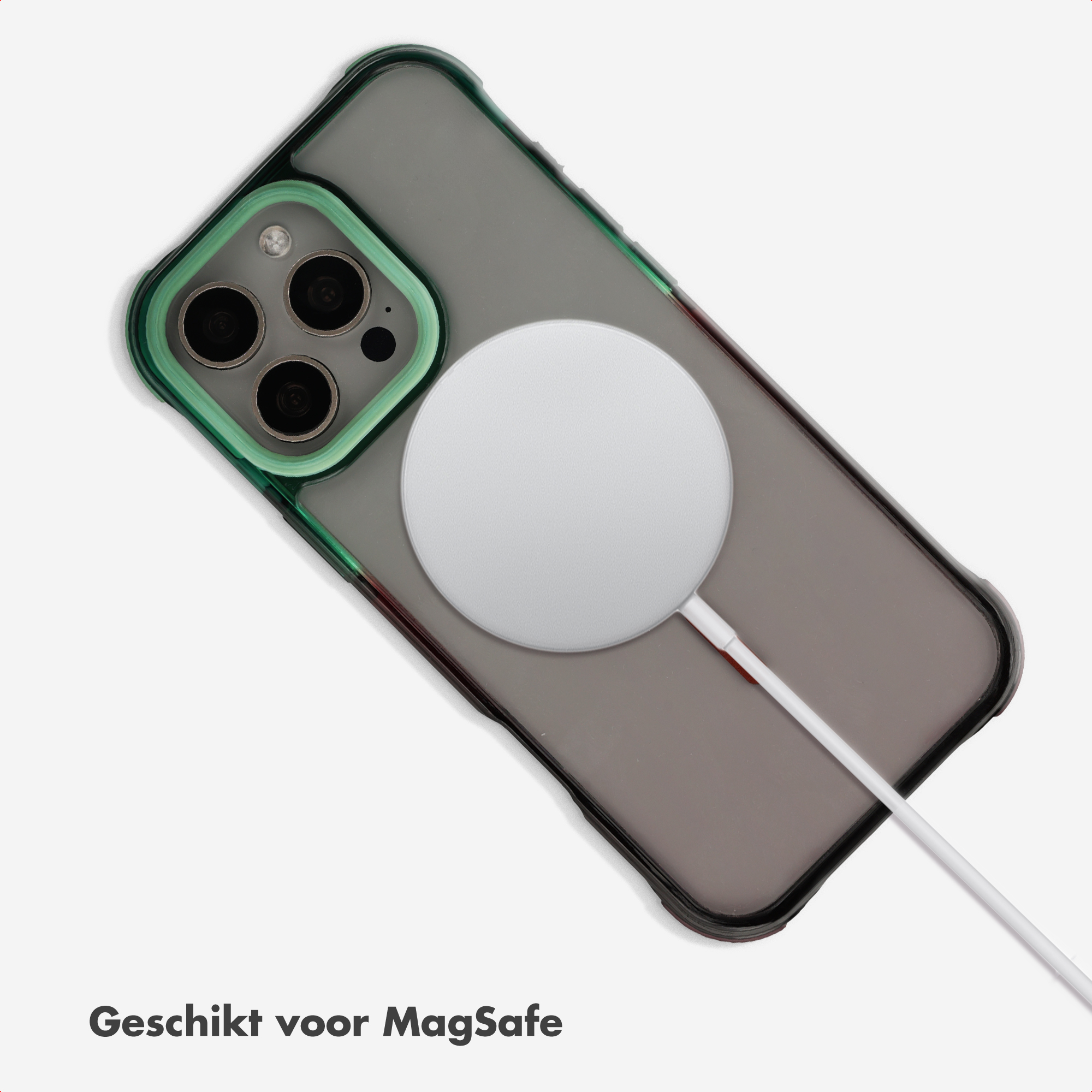 Een grijze smartphone met MagSafe-oplader en groene cameraring.