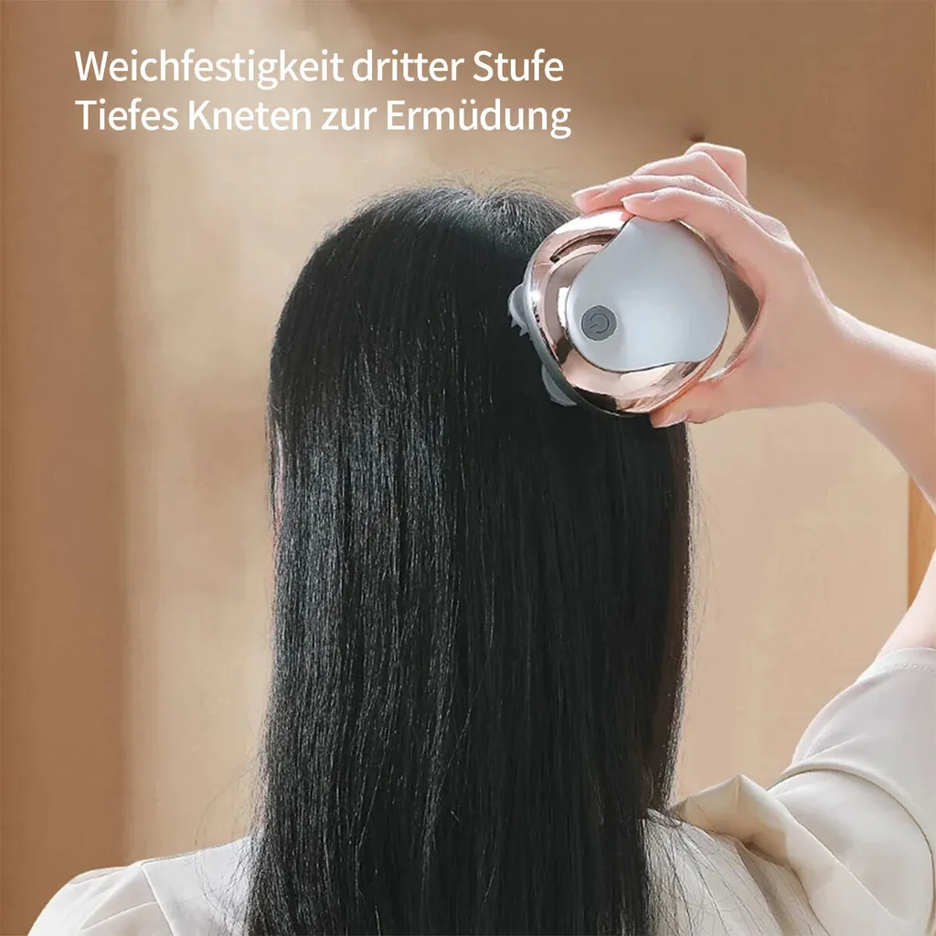 Eine Hand hält einen Massagegerät am Kopf einer Person mit langen schwarzen Haaren.