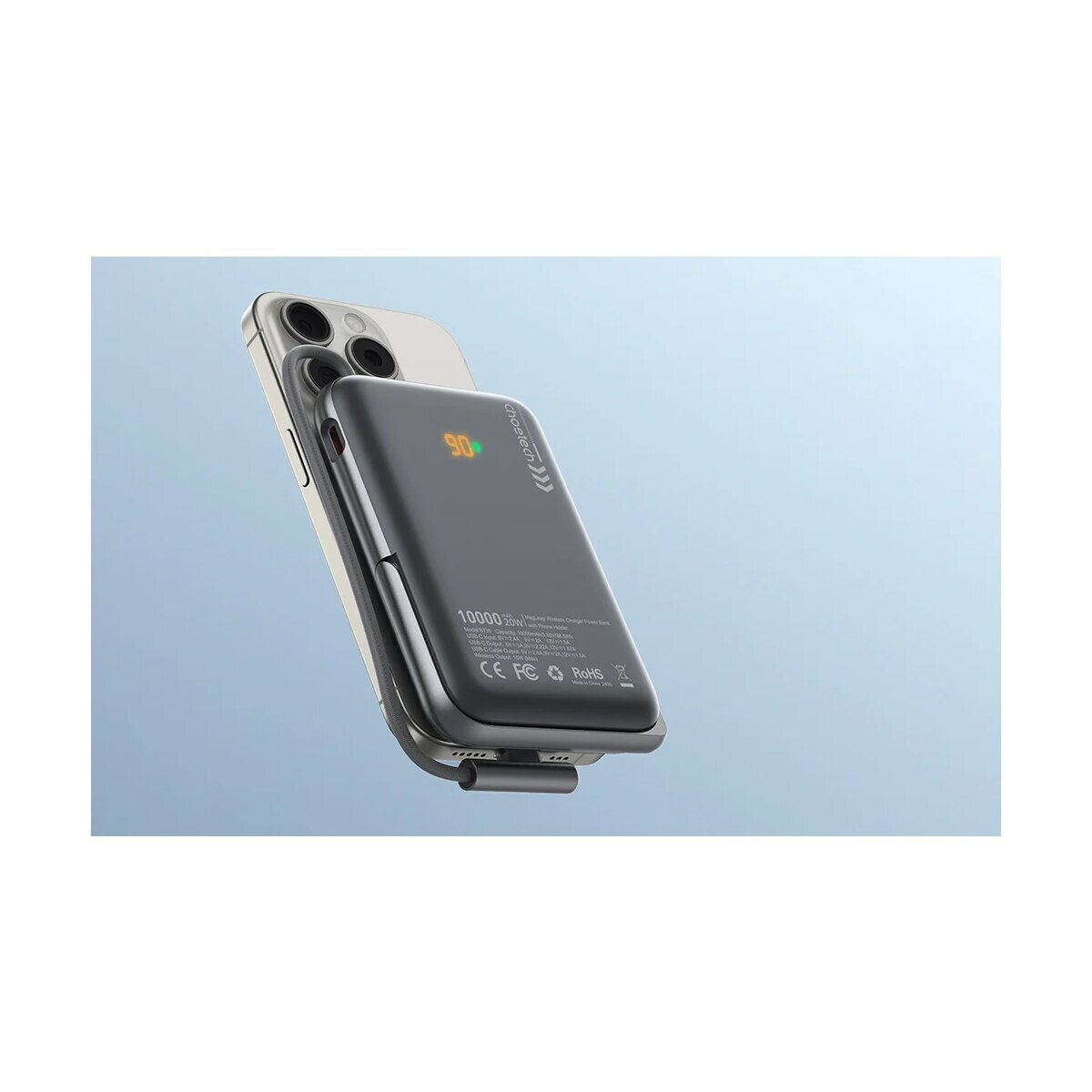 Ein schwarzes Powerbank-Ladegerät magnetisch an einem silbernen iPhone befestigt.