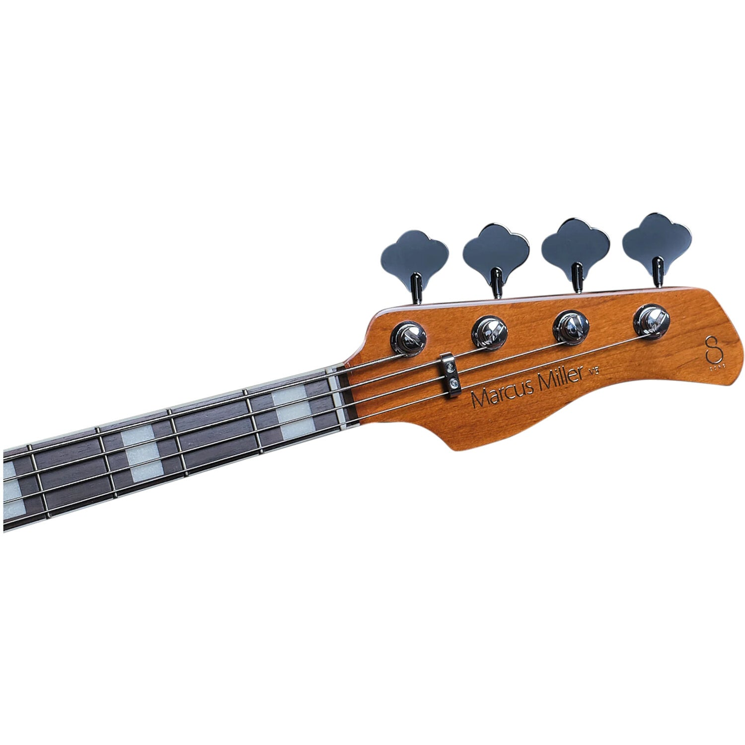 Dört akort burgusu ve telleri olan ahşap gitar başlığı. Marcus Miller logosu.