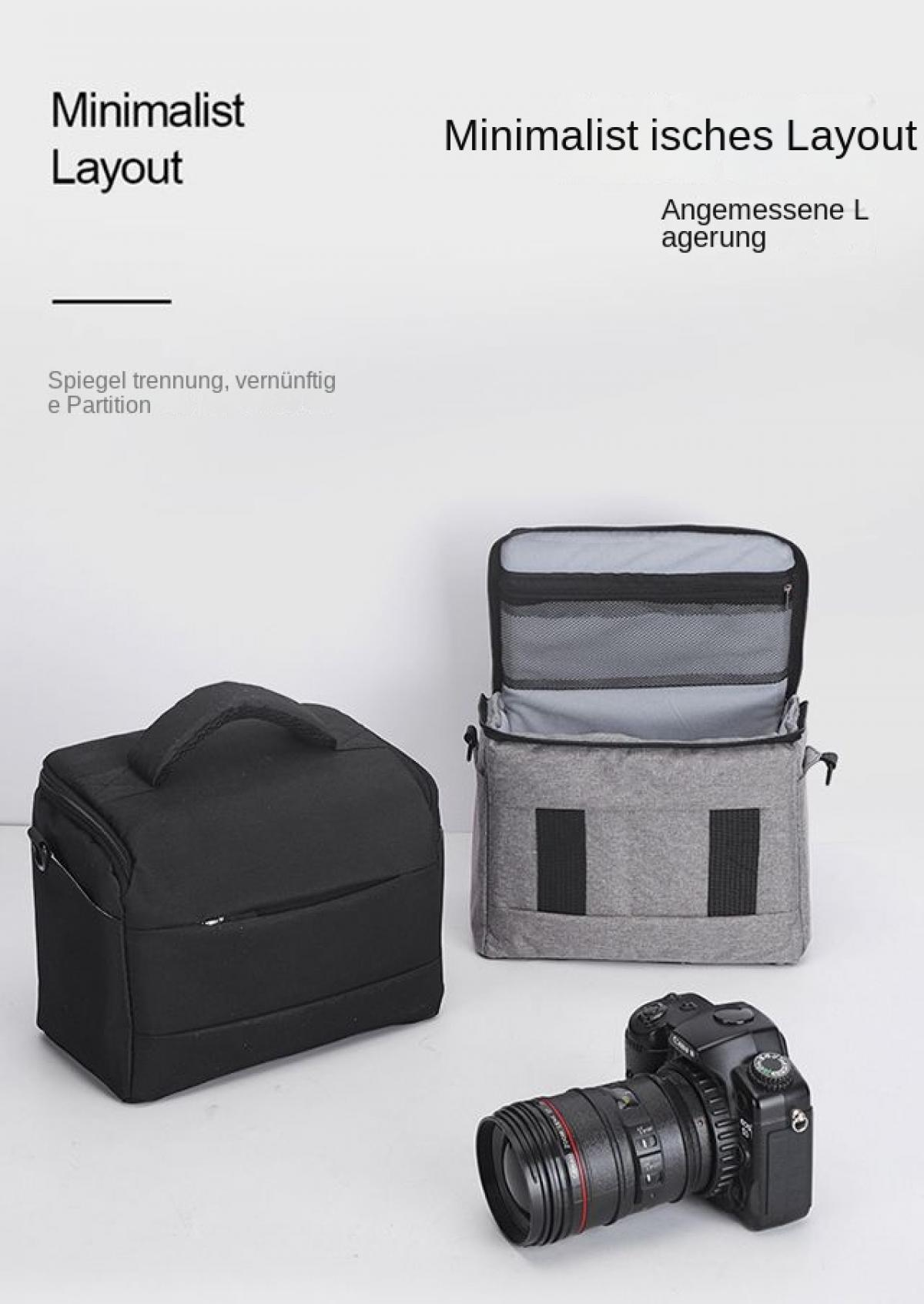 Eine schwarze Kameratasche, eine graue Tasche mit offenem Fach und eine Kamera.