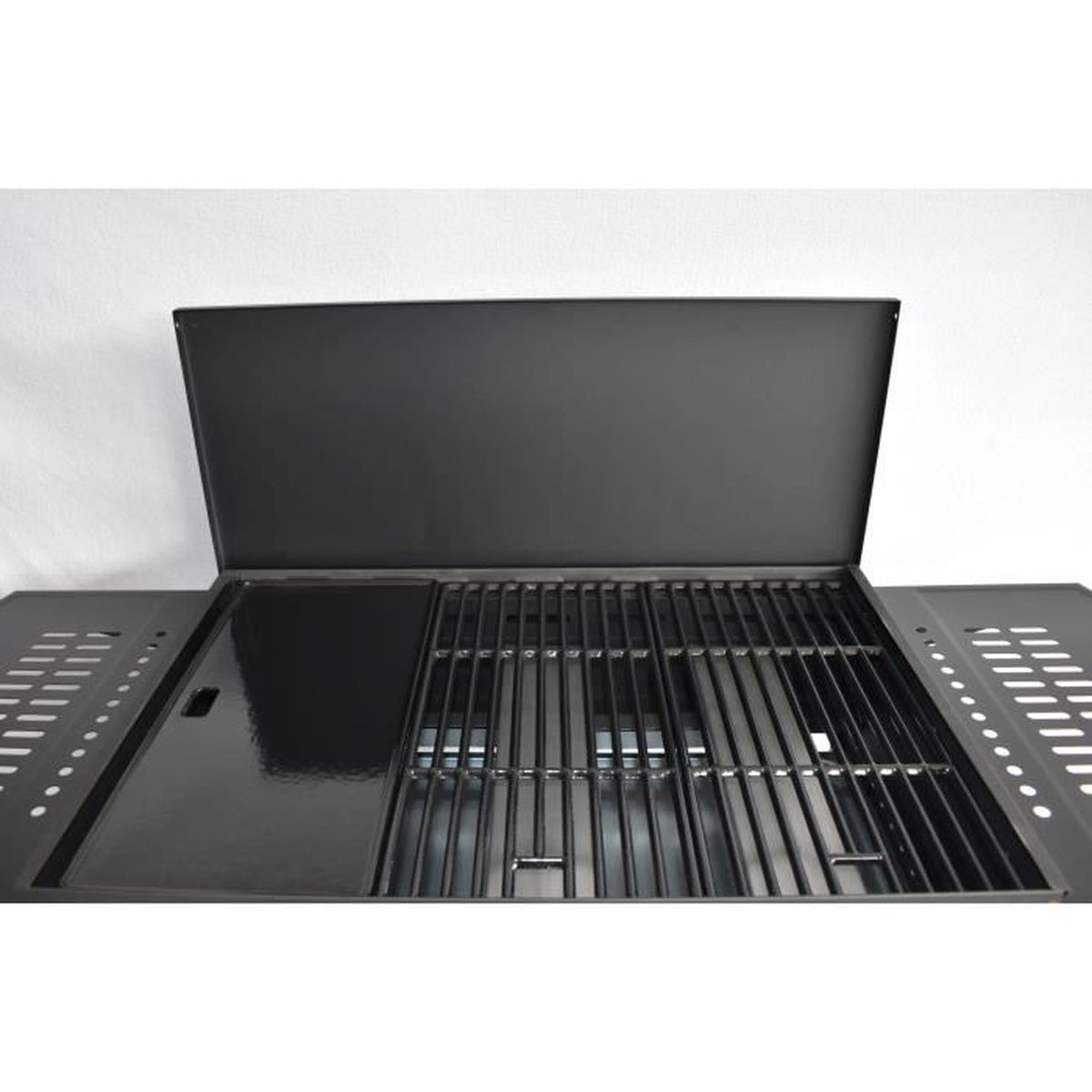 Ein schwarzer Grill mit geöffnetem Deckel, der die Roste und eine flache Grillplatte zeigt.