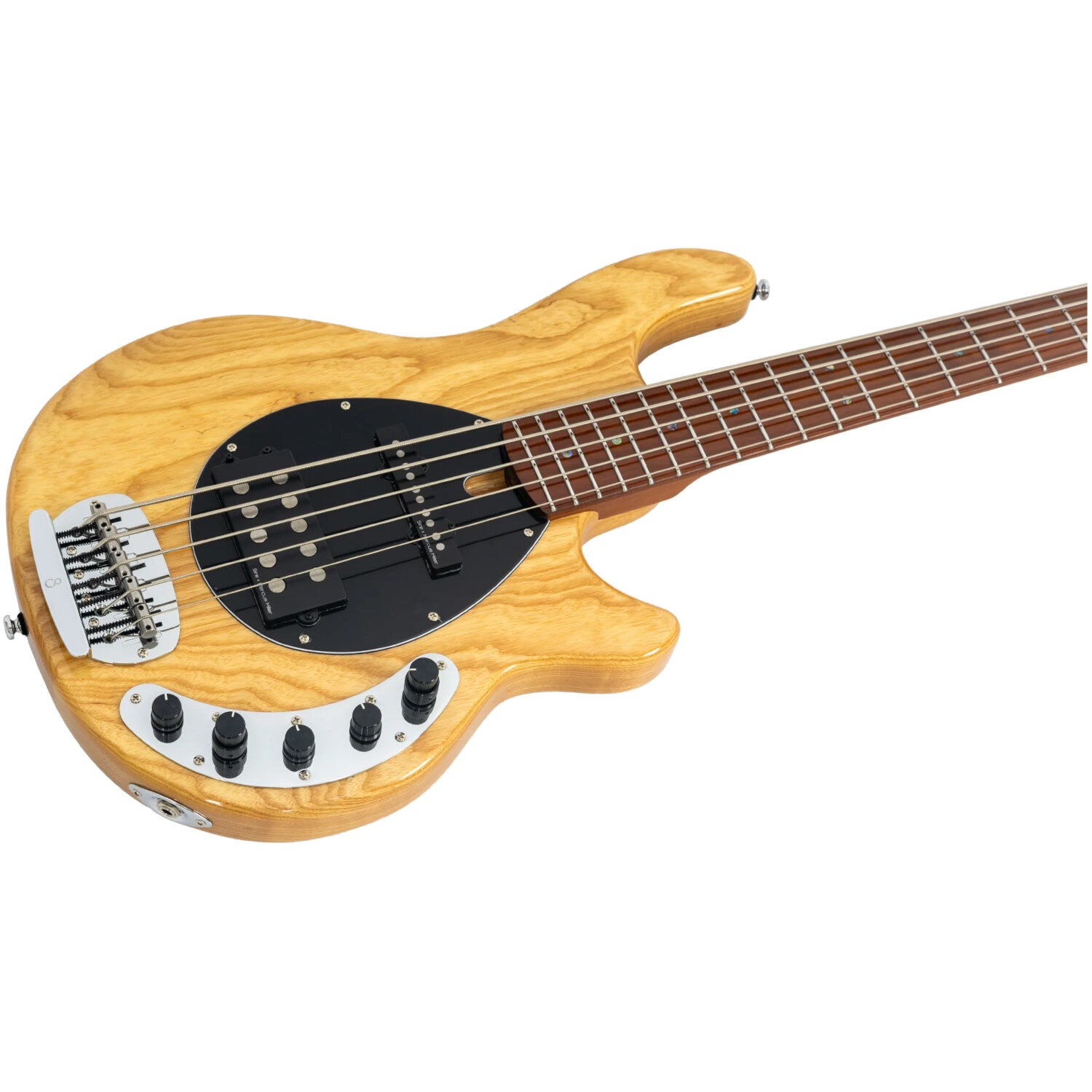 Een lichte houten elektrische basgitaar met zwarte knoppen en snaren op witte achtergrond.