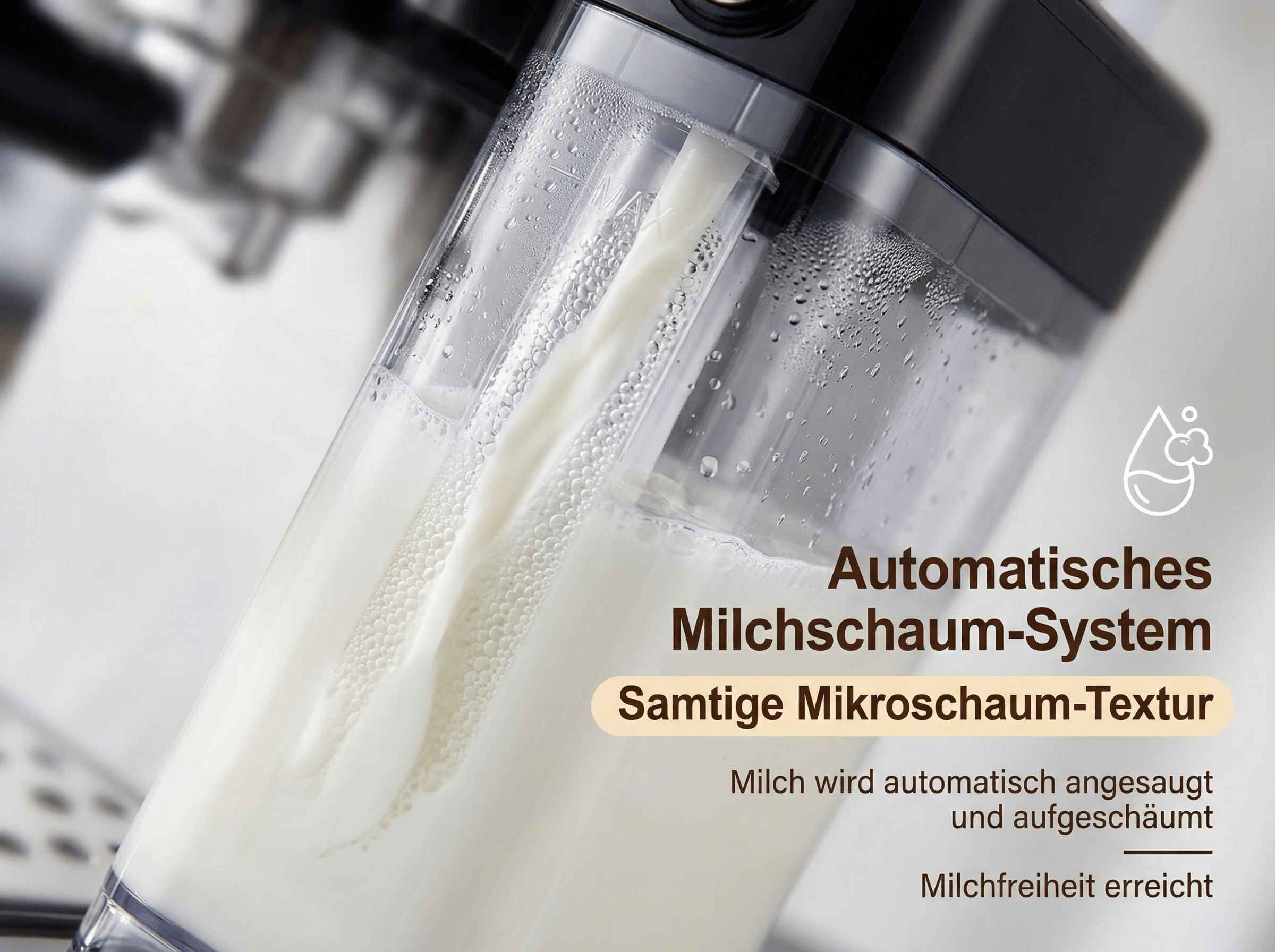 Milch wird in einem transparenten Behälter aufgeschäumt, mit Text darüber.