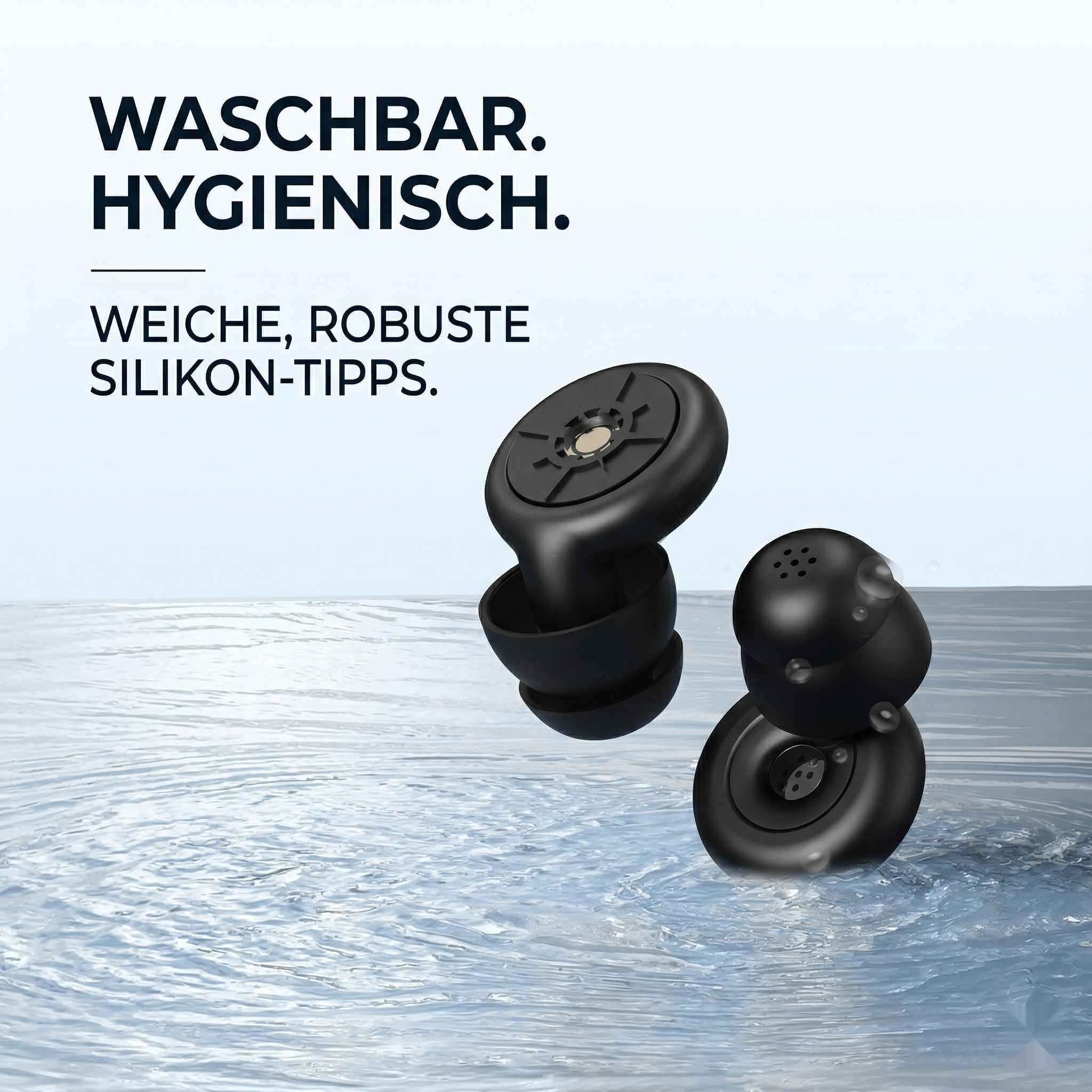 Zwei schwarze Ohrstöpsel mit Silikonspitzen im Wasser.