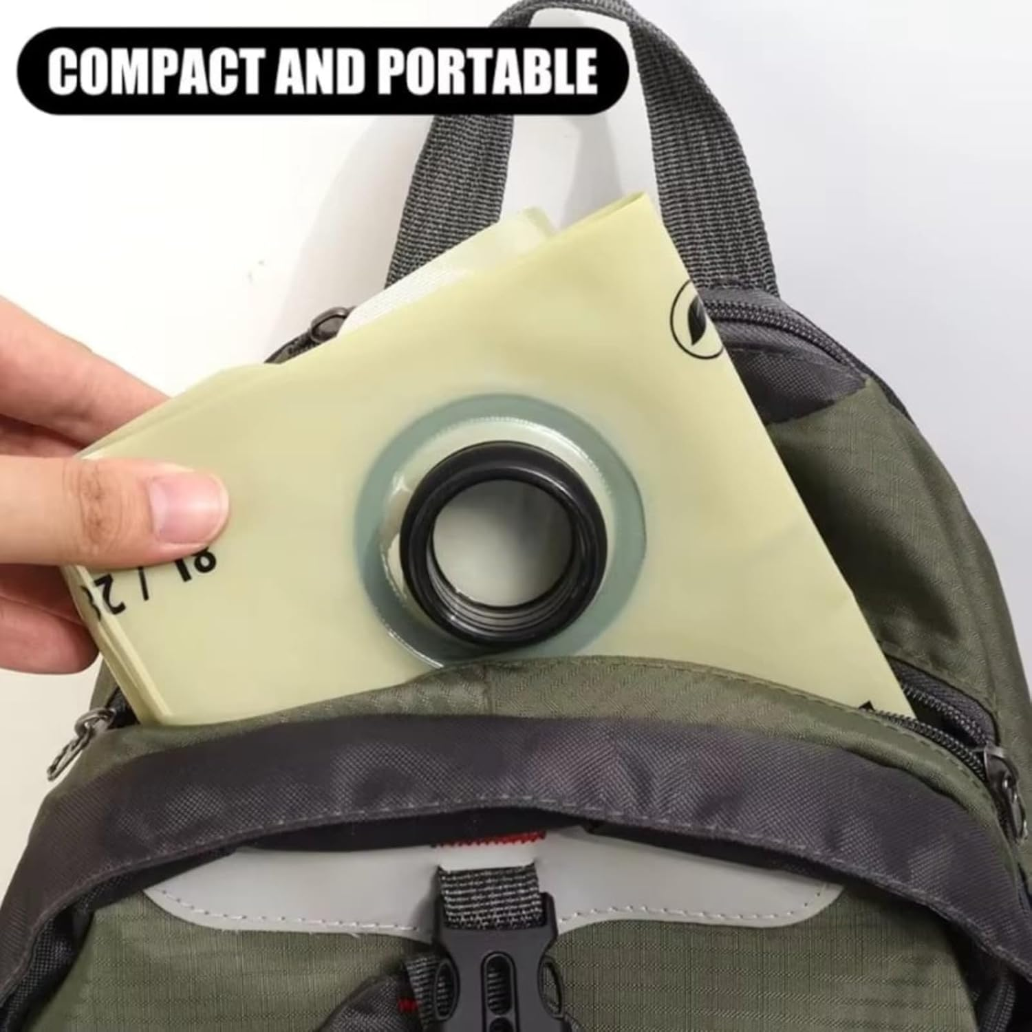 Eine Hand steckt eine hellgelbe Trinkblase in einen grünen Rucksack. Oben steht 'Kompakt und tragbar'.