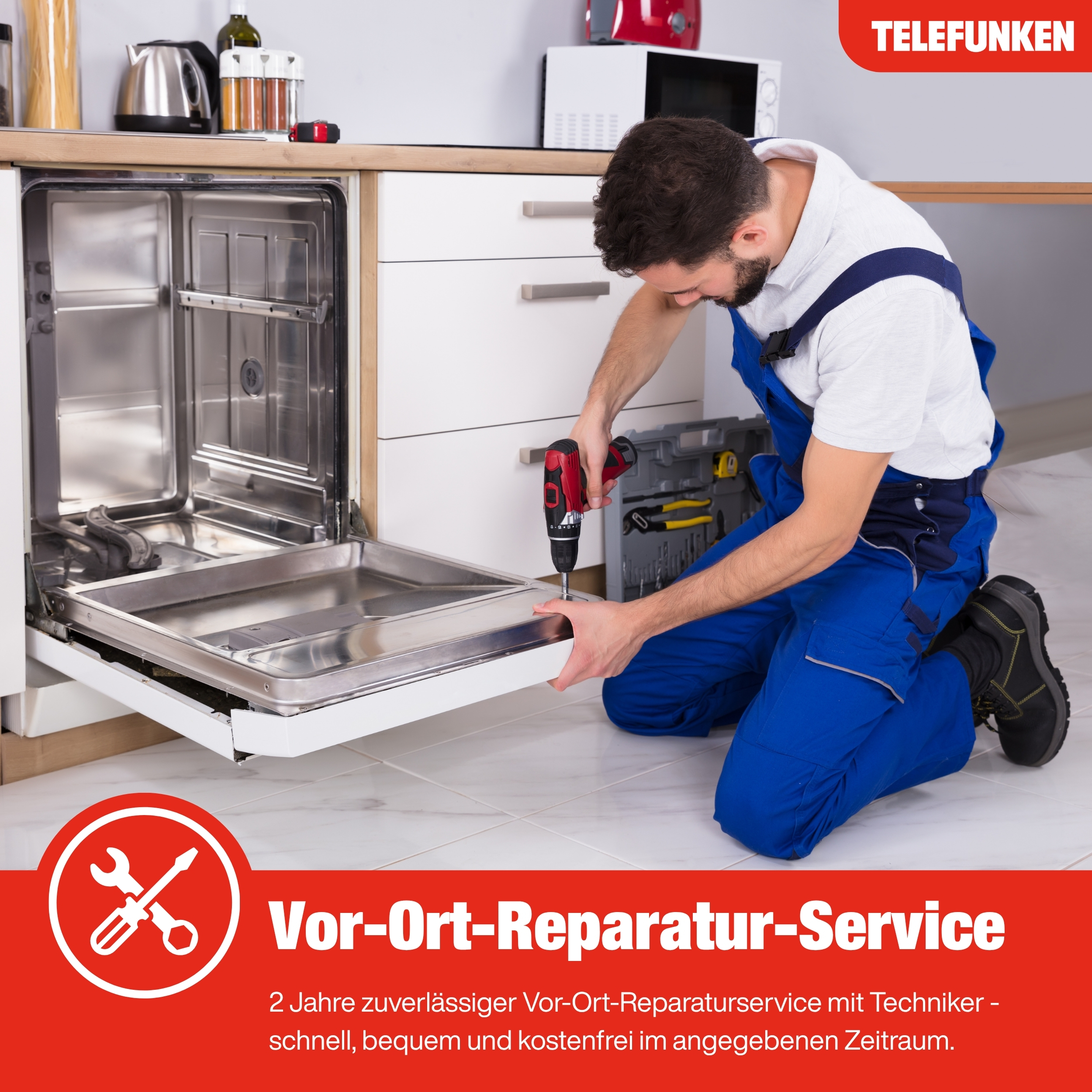 Ein Mann in blauer Latzhose repariert eine Spülmaschine mit einem Akkuschrauber.