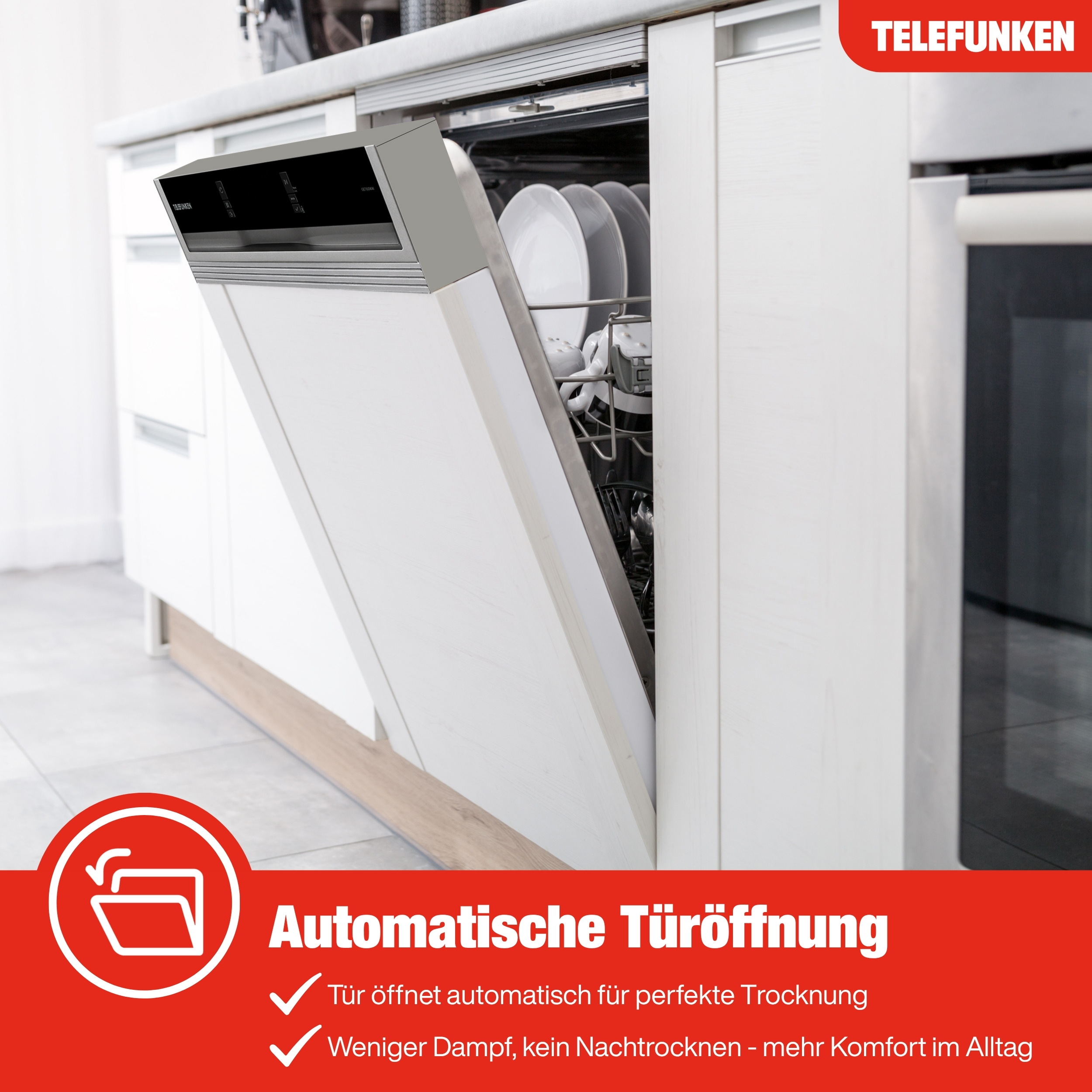 Einbaugeschirrspüler mit geöffneter Tür, innen mit Geschirr.