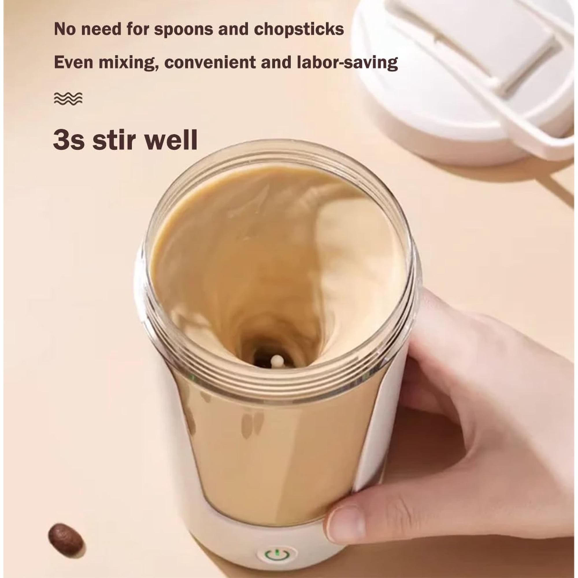 Ein Becher mit Kaffee wird von einer Hand gehalten, der Inhalt wirbelt.