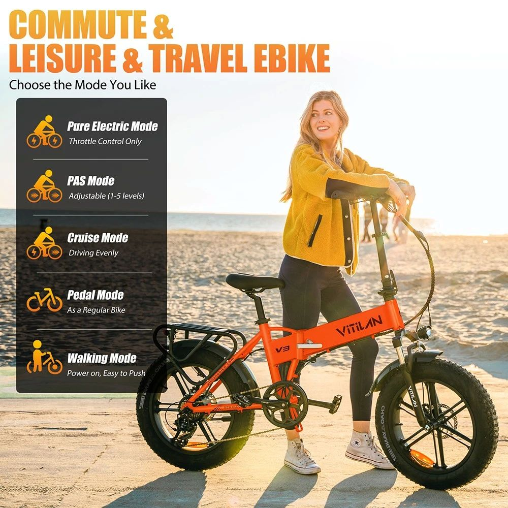 Una donna è in piedi con una e-bike arancione sulla spiaggia. Il testo spiega le modalità di guida.