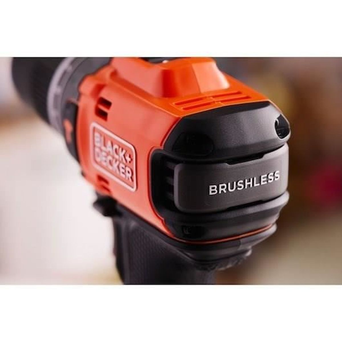 Ein schwarzer und oranger Akku-Bohrschrauber mit der Aufschrift "BRUSHLESS".