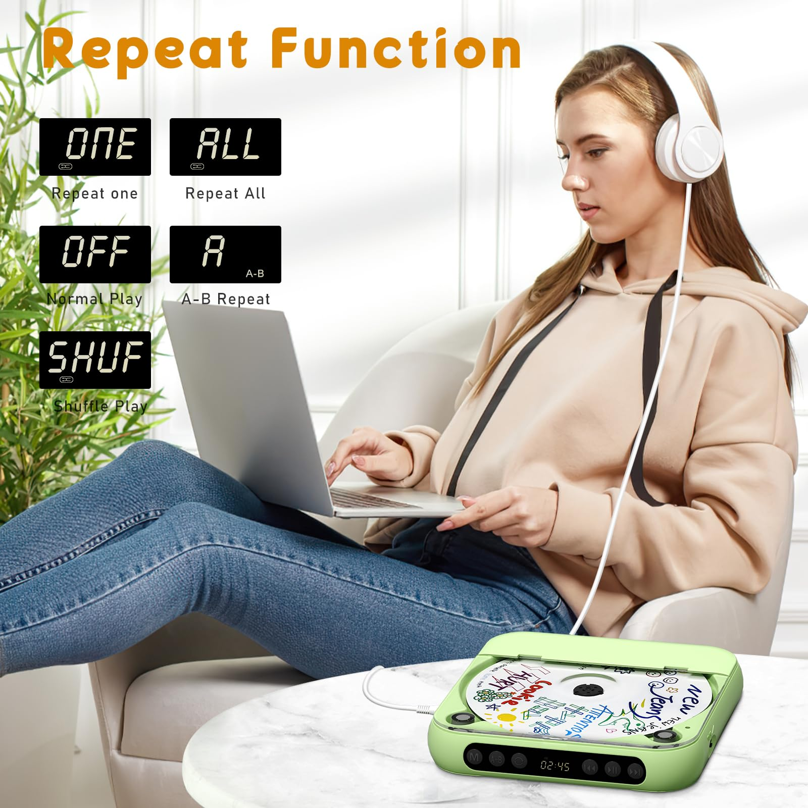 Frau mit Kopfhörern und Laptop neben einem grünen CD-Player mit Wiederholungsfunktionen.