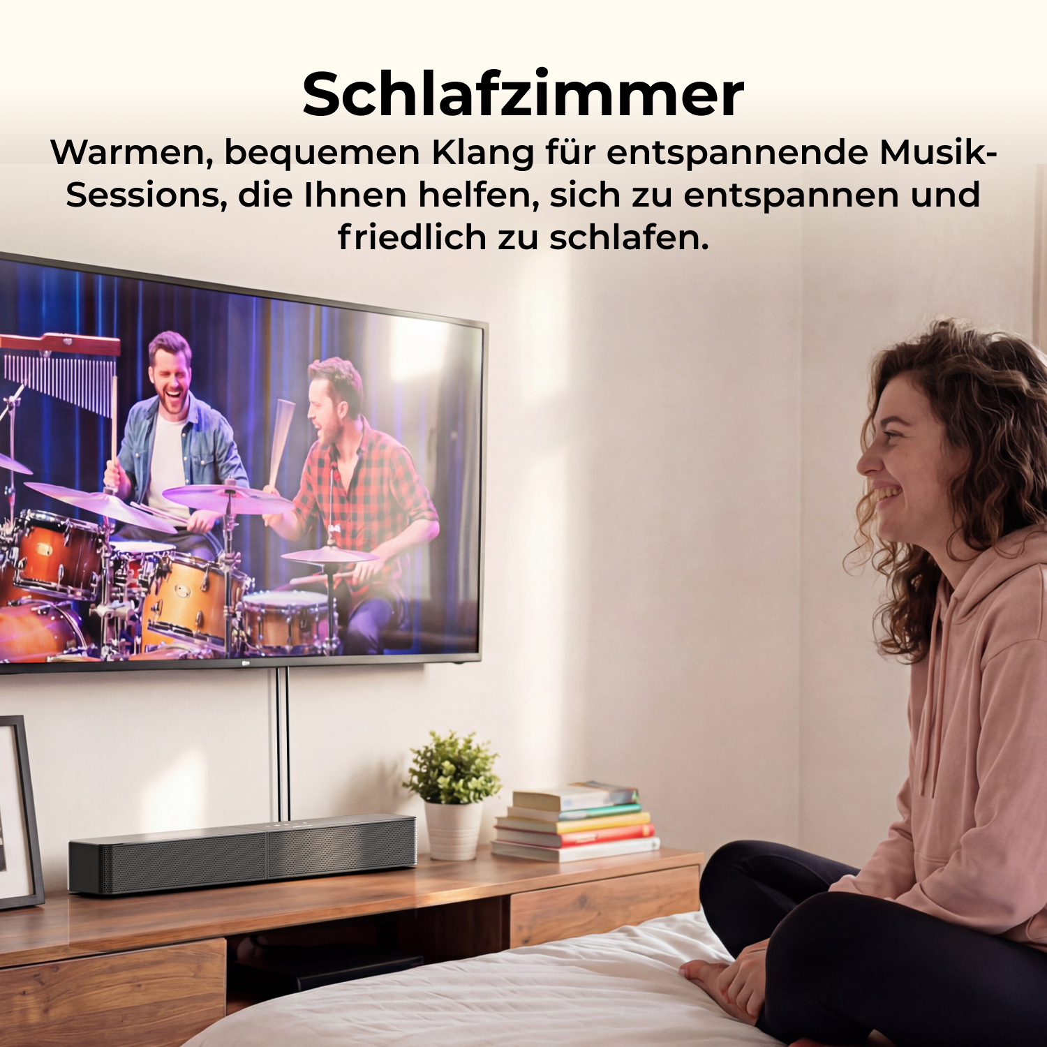 Frau im Schlafzimmer hört Musik auf einer Soundbar. Schlagzeuger auf dem Bildschirm.