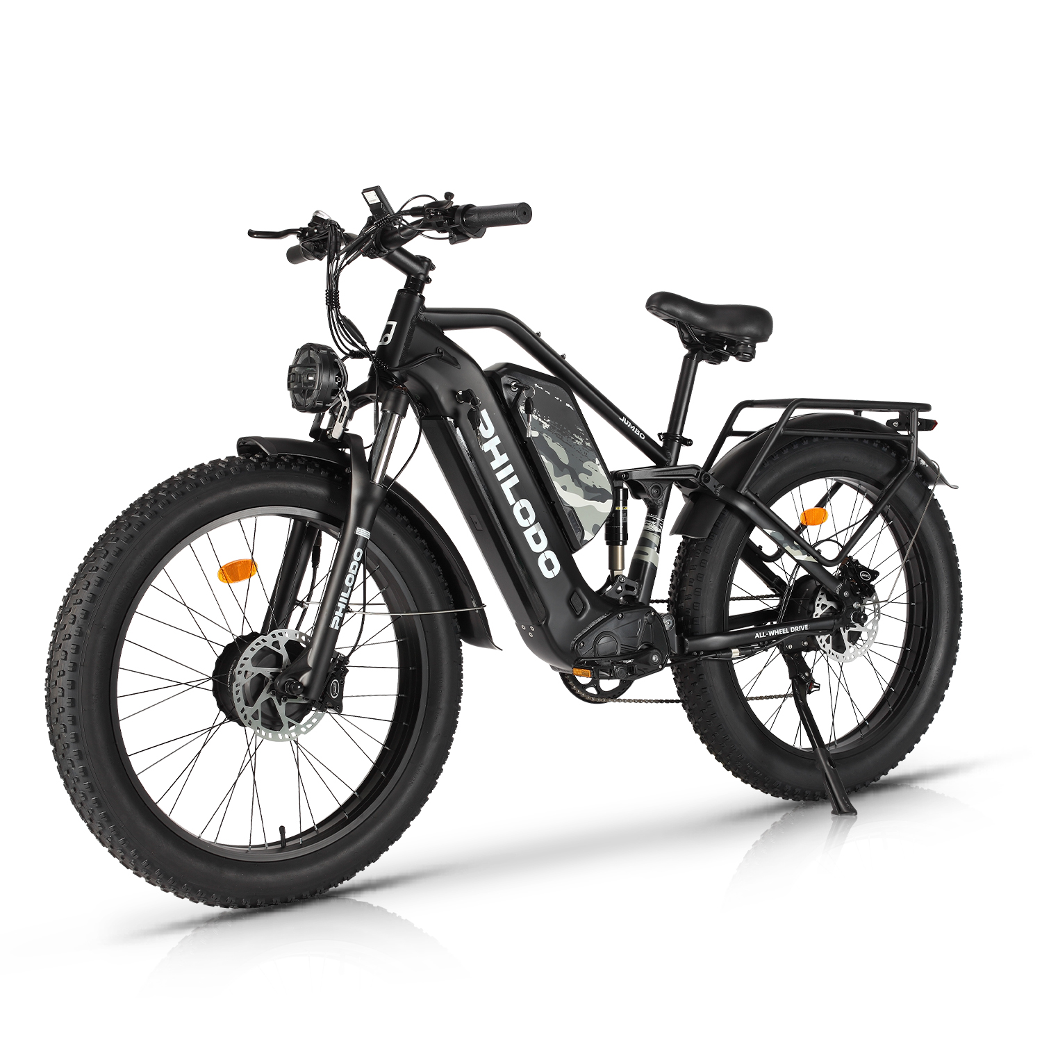 Una bici elettrica nera con ruote grasse, sospensioni, portapacchi e faro.