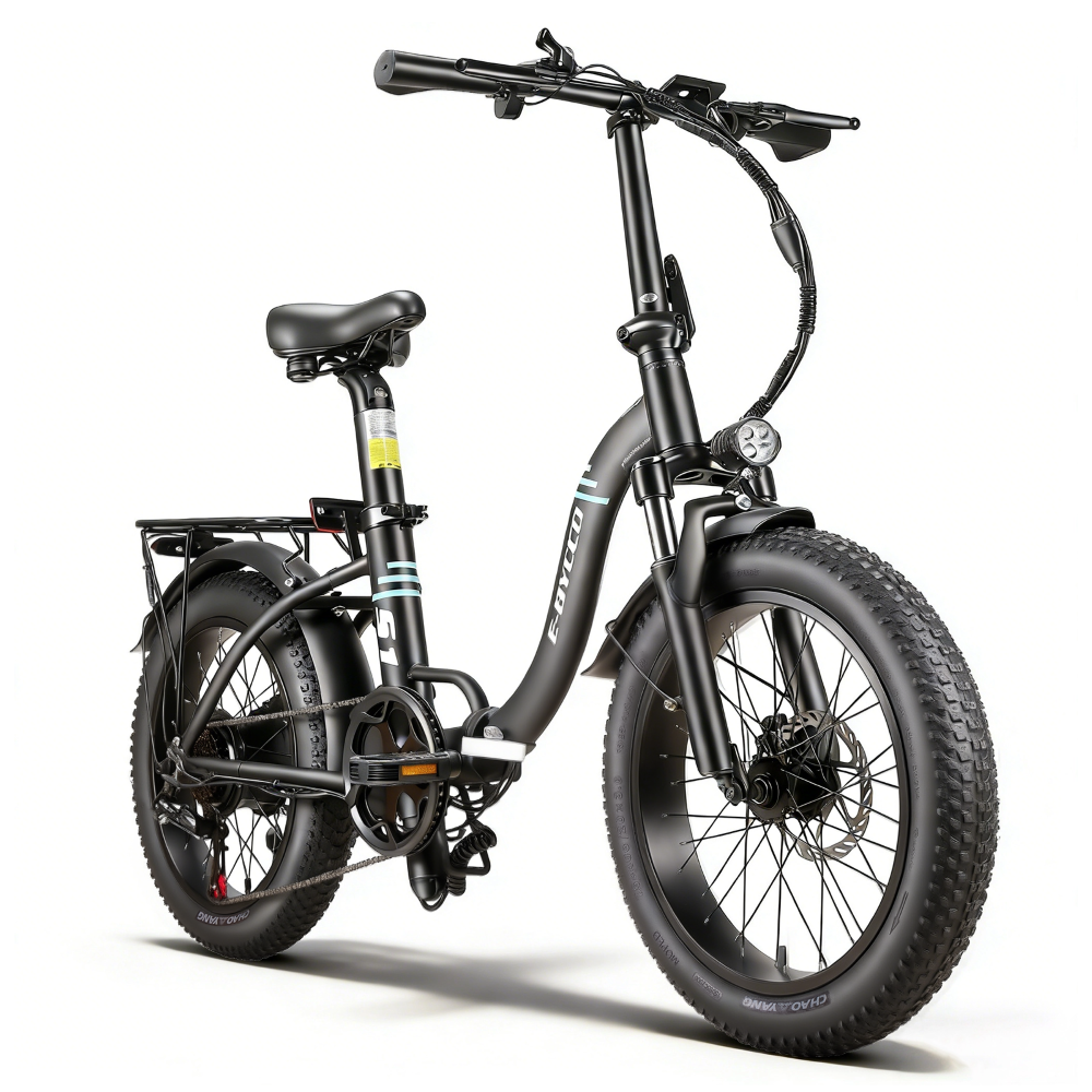 Una bici elettrica pieghevole nera con pneumatici larghi, portapacchi e faro.