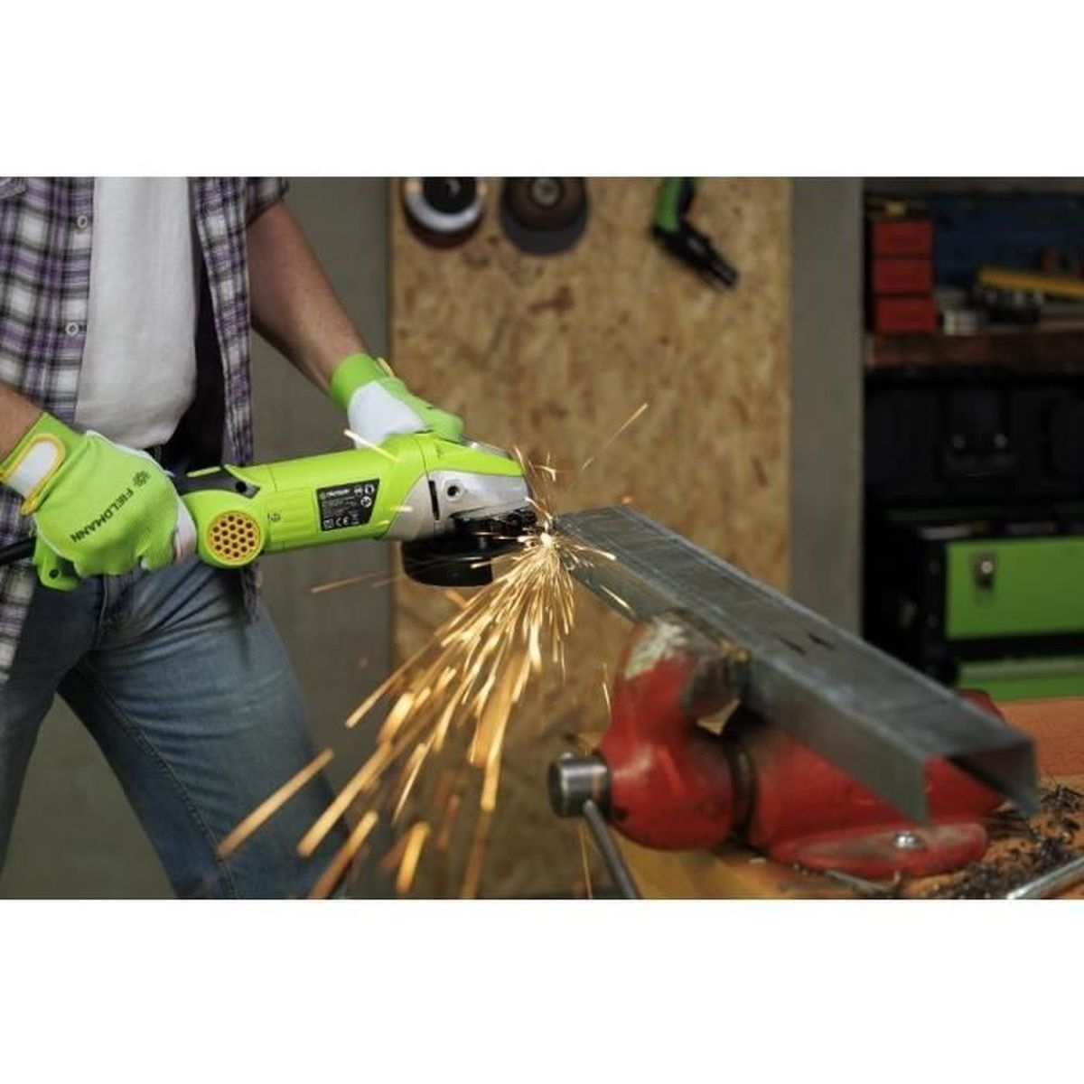 Osoba szlifuje metal szlifierką kątową, lecą iskry.