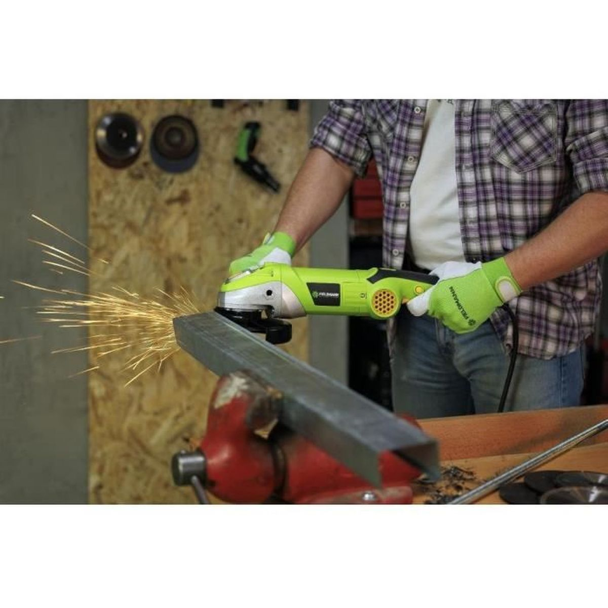 Osoba szlifuje metal szlifierką kątową; lecą iskry.