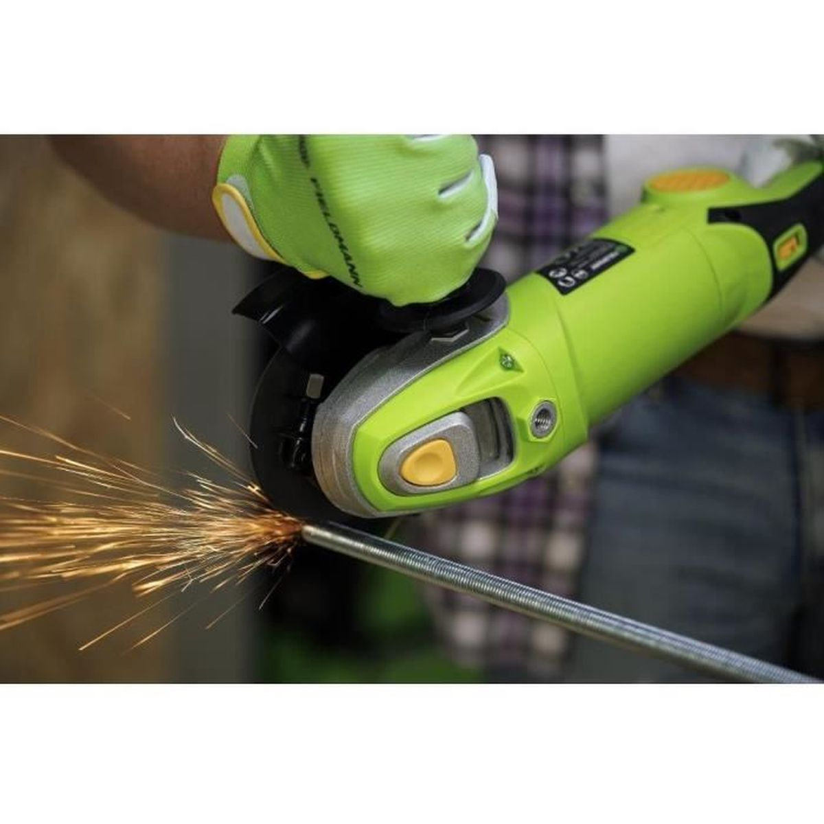 Zielona szlifierka kątowa tnie pręt metalowy, iskry lecą.