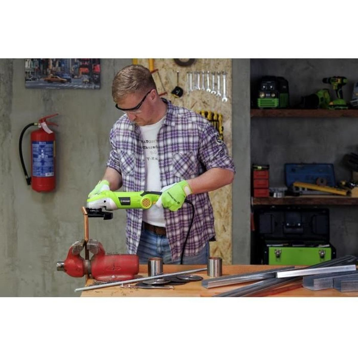 Mężczyzna w okularach ochronnych szlifuje metal szlifierką kątową.