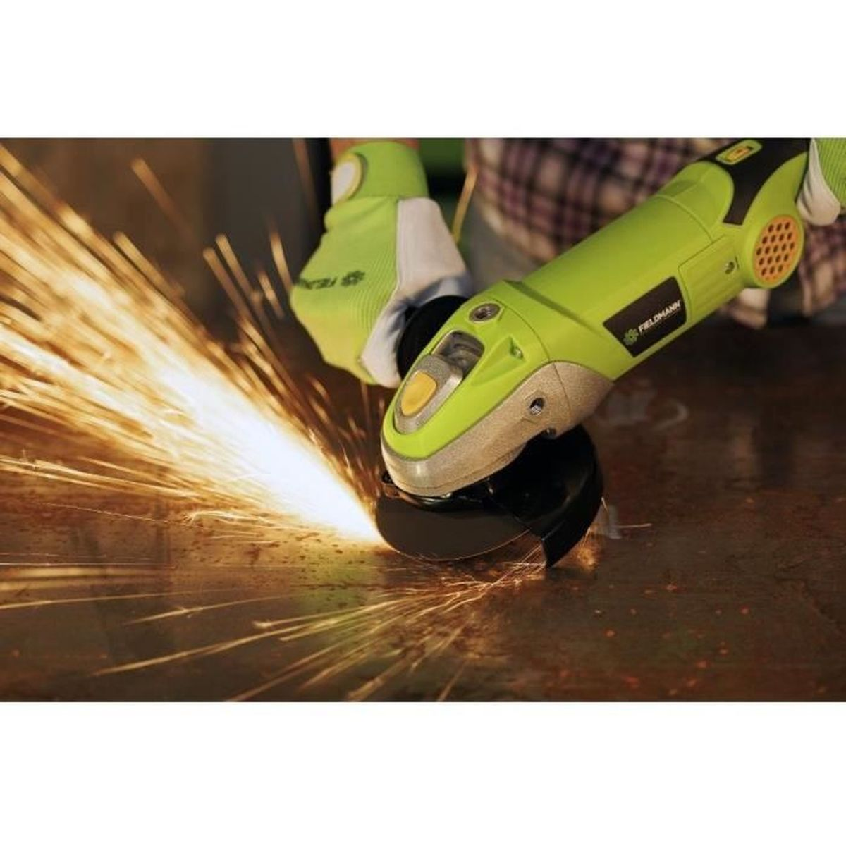 Zielona szlifierka kątowa wytwarza iskry podczas cięcia metalu. Ręka w rękawicy trzyma narzędzie.