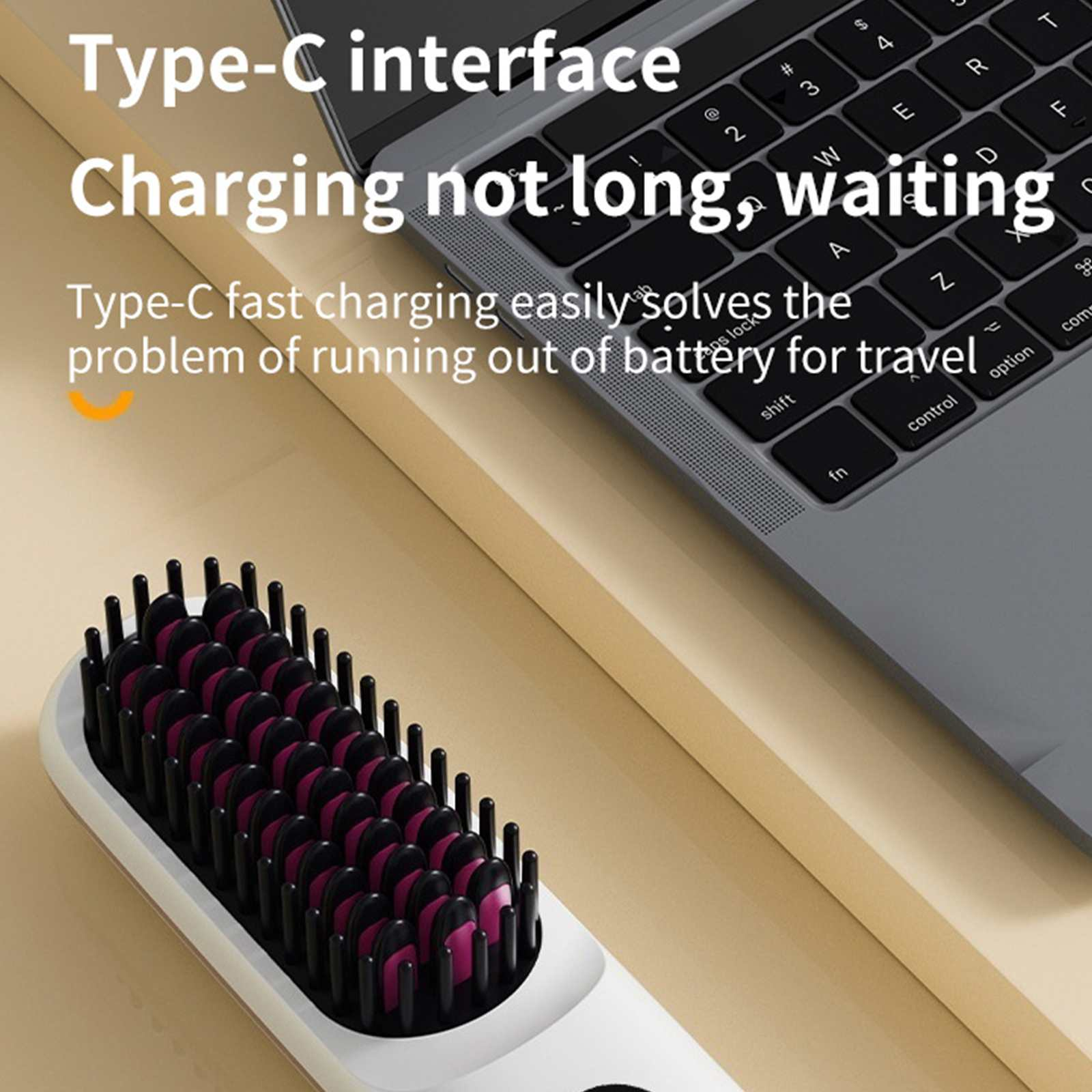 Ein weißer Haarstylingskamm mit schwarzen und violetten Borsten liegt neben einem Laptop.