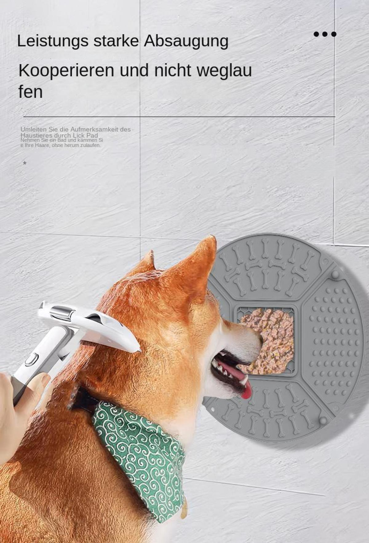 Ein Hund wird getrimmt, während er von einem Futterpad abgelenkt wird.