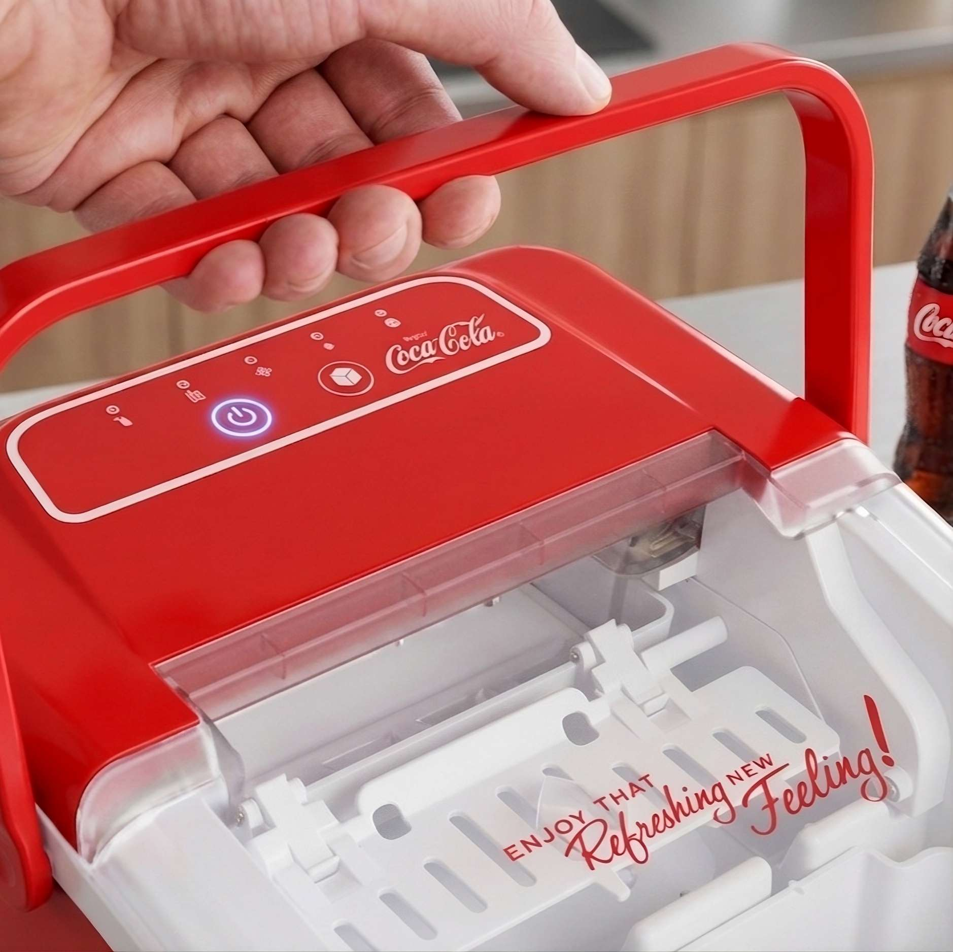 Eine rote Coca-Cola Eismaschine mit Griff. Ein Mann hält den Griff.