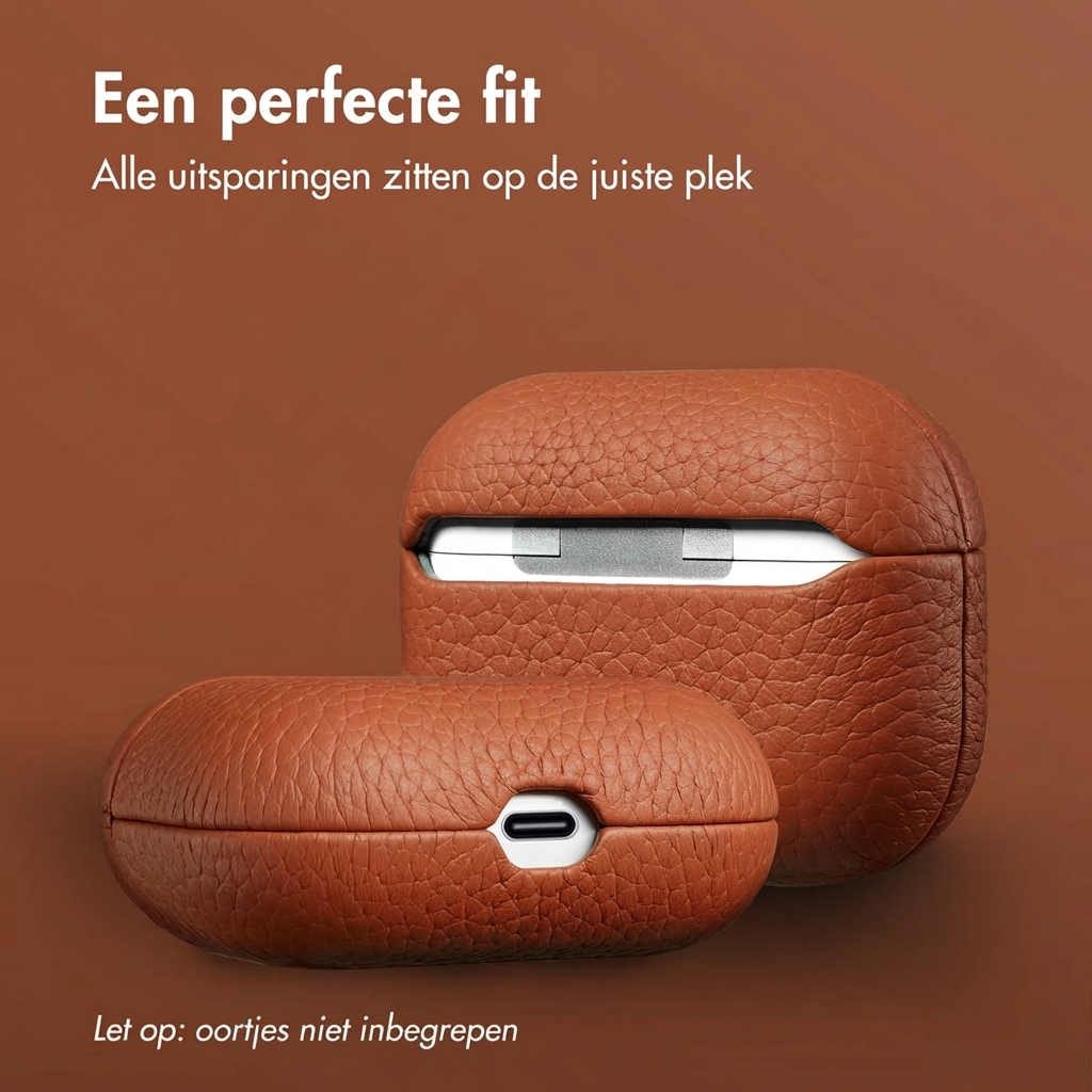 Twee bruine leren Airpod hoesjes tegen een bruine achtergrond.