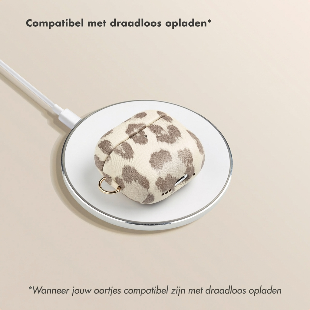 Una custodia di ricarica per auricolari con stampa leopardata poggia su un pad di ricarica wireless.