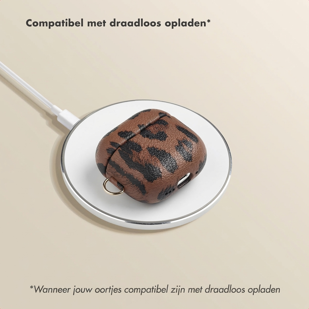 Custodia marrone con stampa leopardata su caricatore wireless bianco.