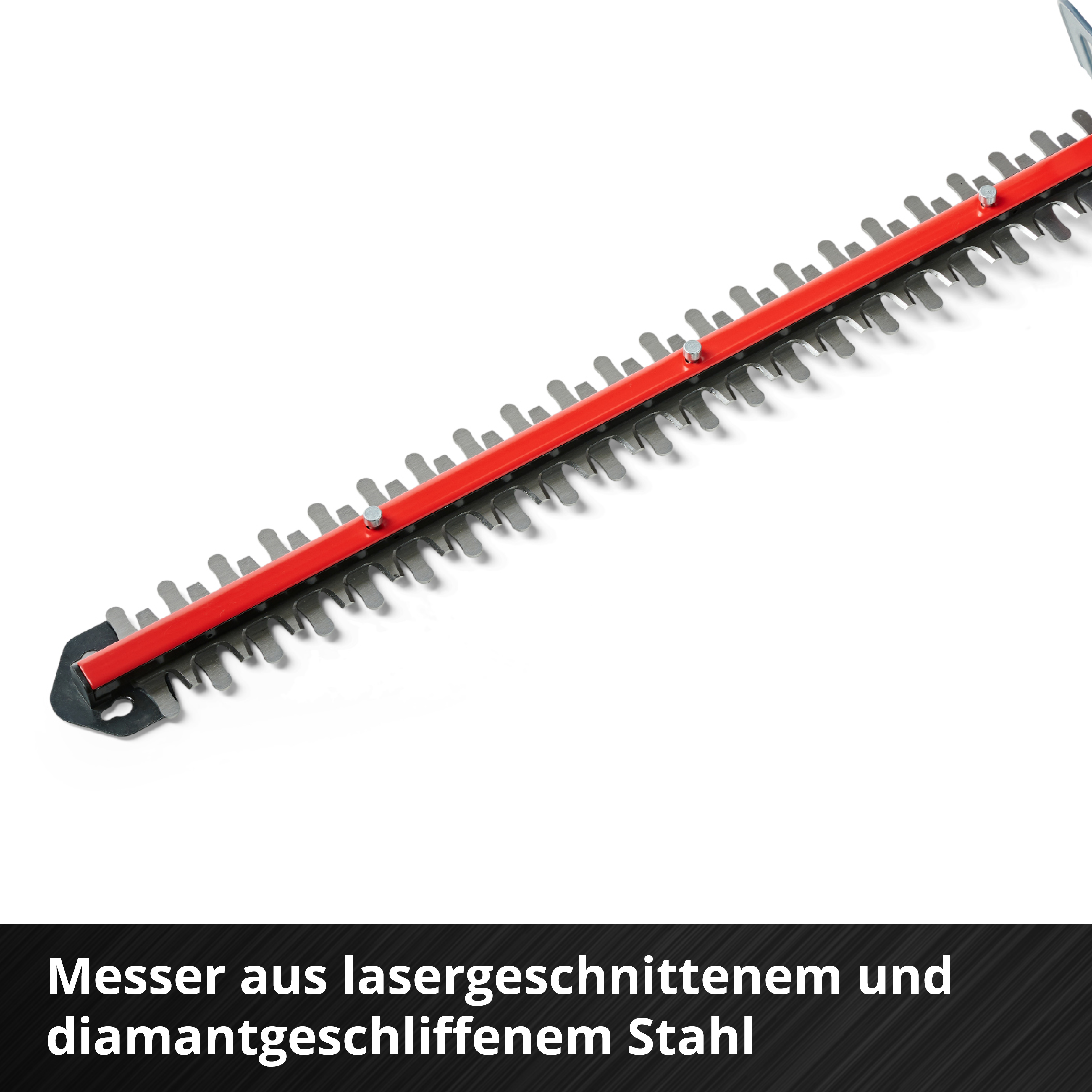 Gros plan des lames de taille-haie en acier découpé au laser et rectifié au diamant sur une barre rouge.