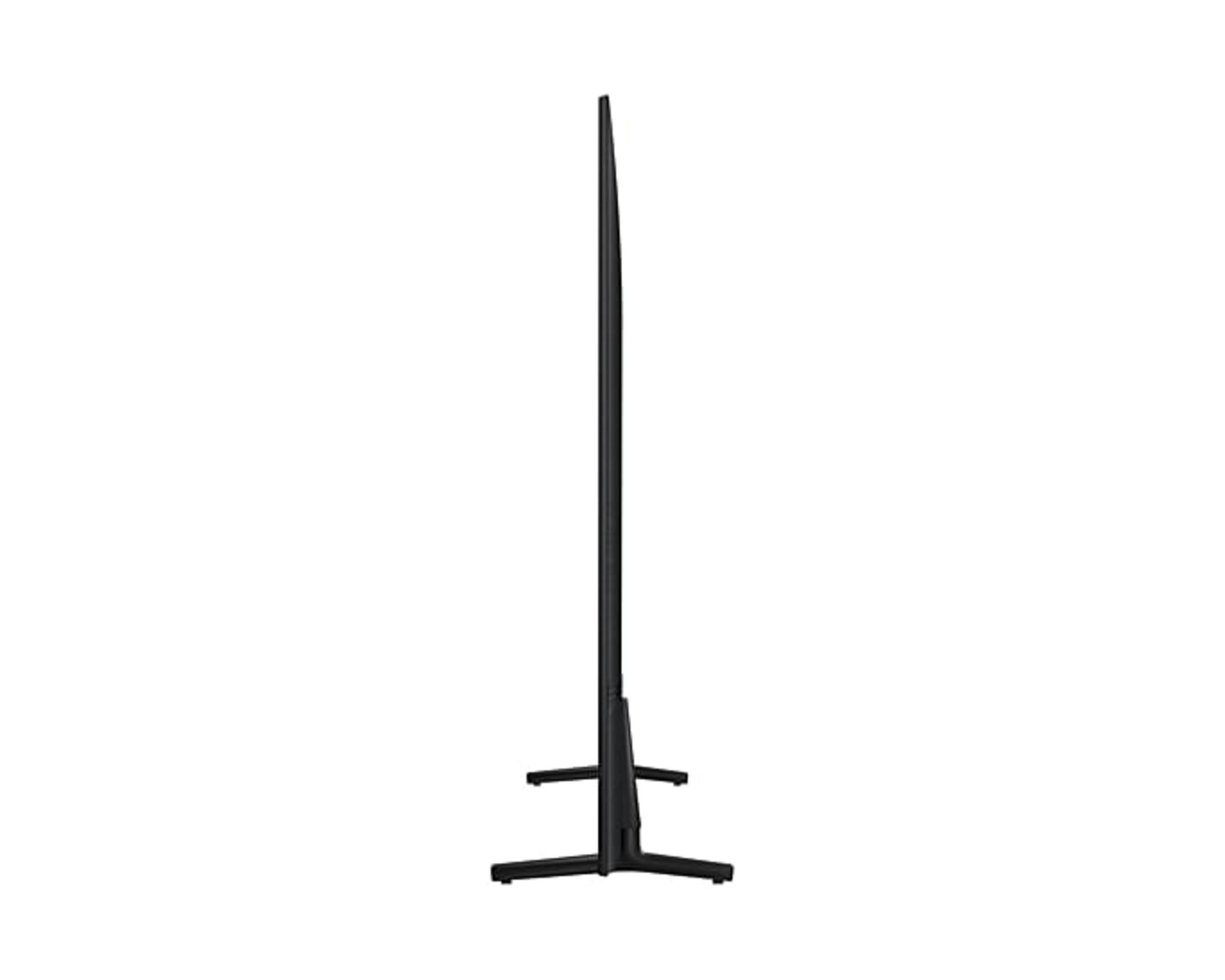 Téléviseur noir à profil mince avec pied, vu de côté.