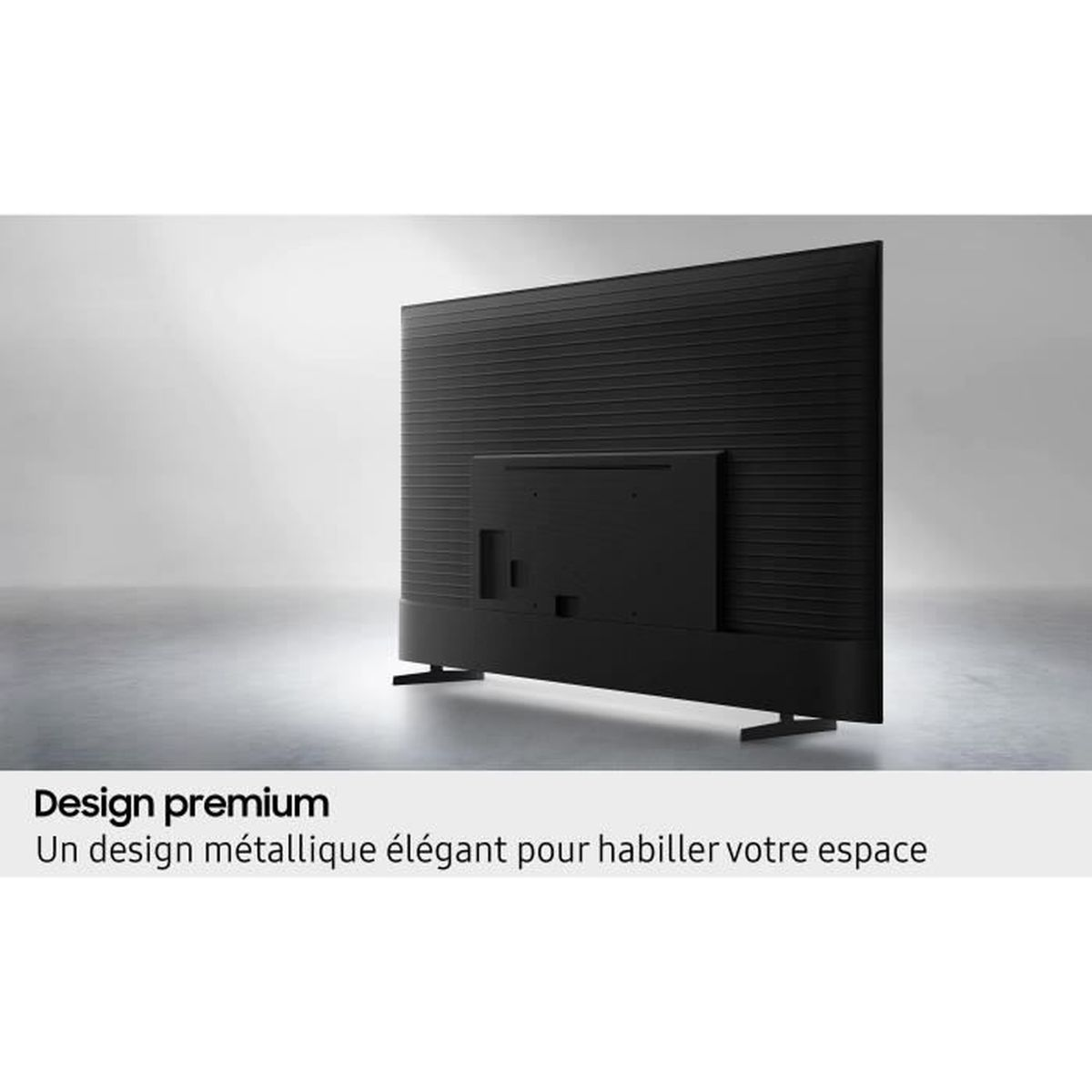 Rückseite eines schwarzen Fernsehers mit horizontalen Lamellen und Standfüßen.