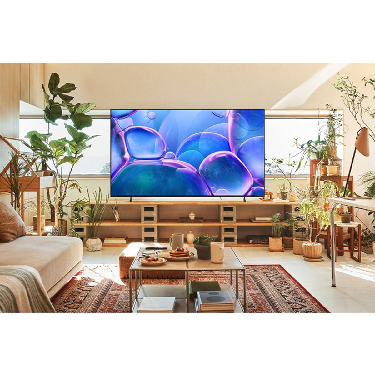 Ein Wohnzimmer mit einem großen Fernseher, der bunte Blasen zeigt.